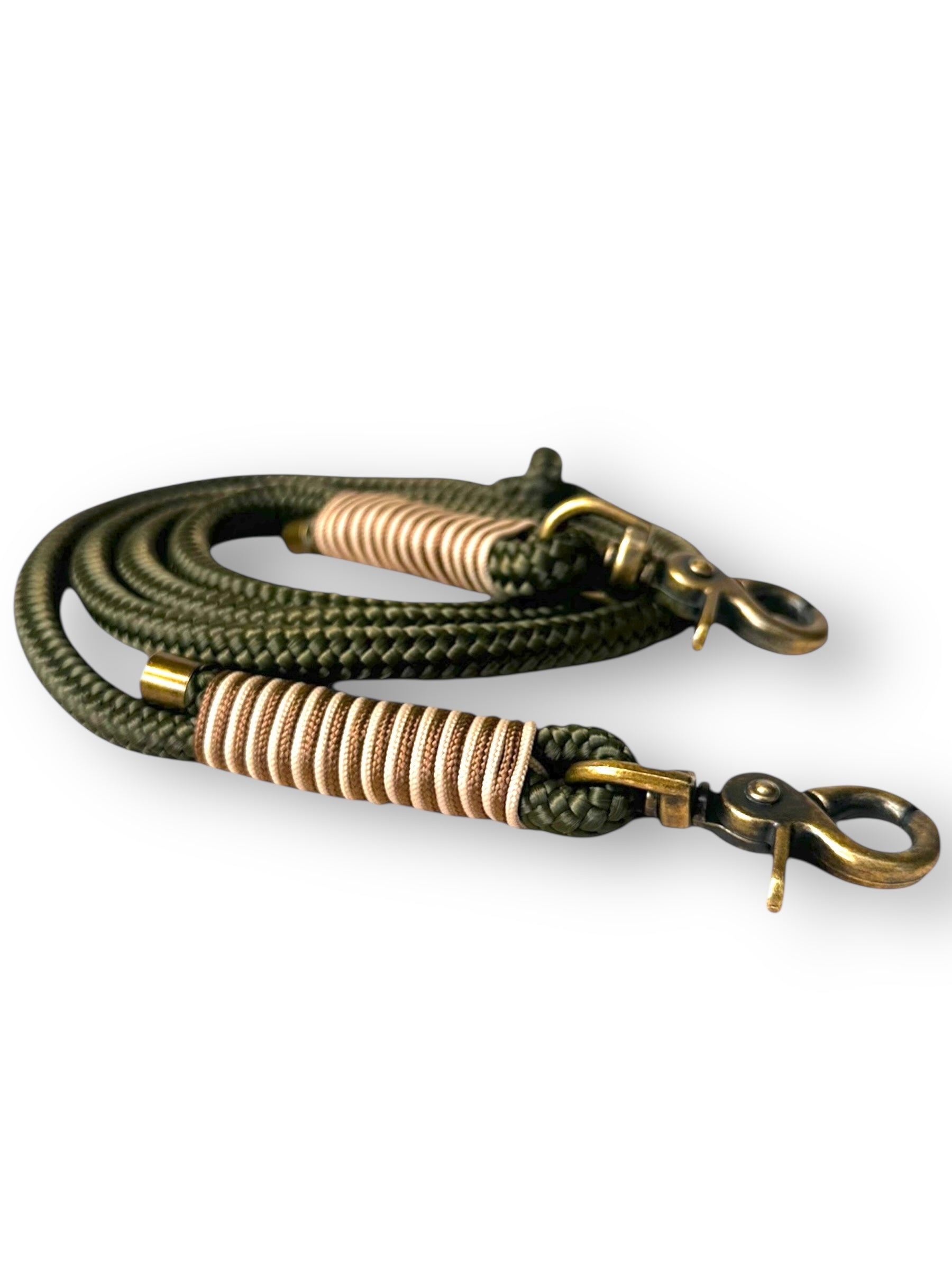Hundeleine aus 10mm starkem raus in der Farbe Arms Green mit goldenen Details 