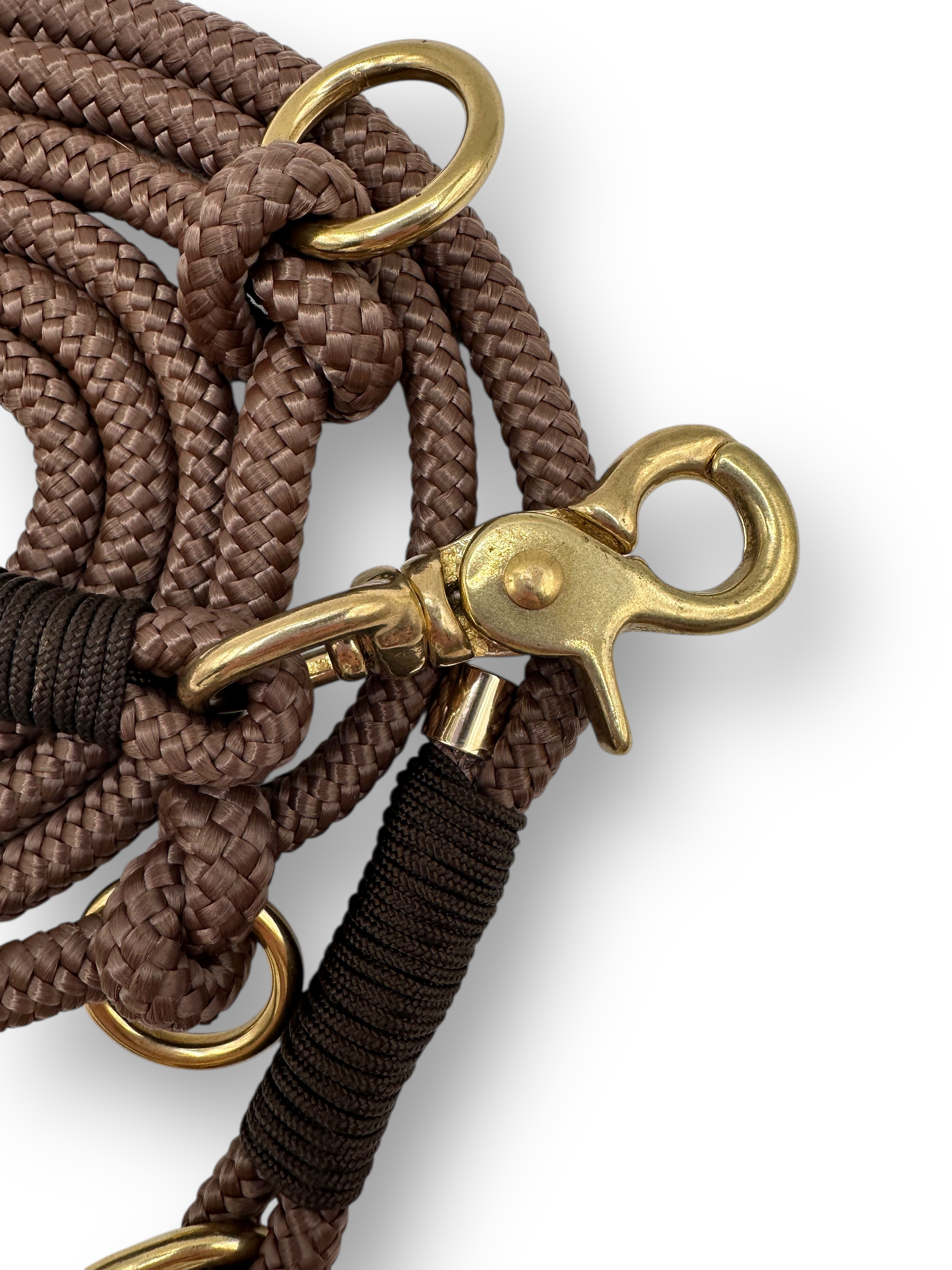 Tauleine aus 8mm starken PPM-Seil in der Farbe Chocolate Braun mit espresso braunen und goldenen Details. Länge und verstellmöglichkeiten wählbar.