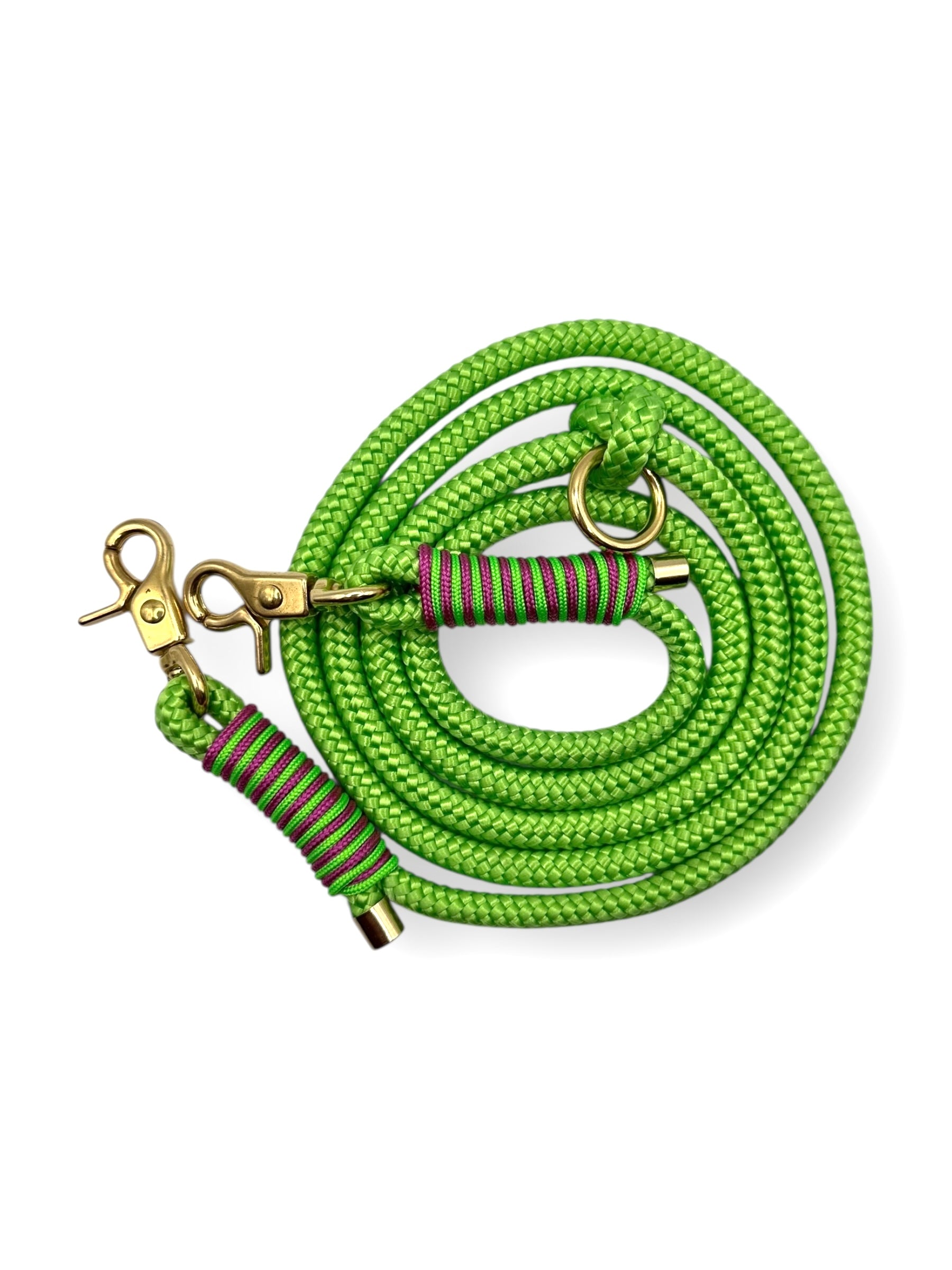 Hundeleine aus Tau in Neon grün 8mm stark. Geeignet für mittlere und kleine Hunde. Karabiner werden an das Gewicht deines Hundes angepasst. Tauhundeleine handgemacht.