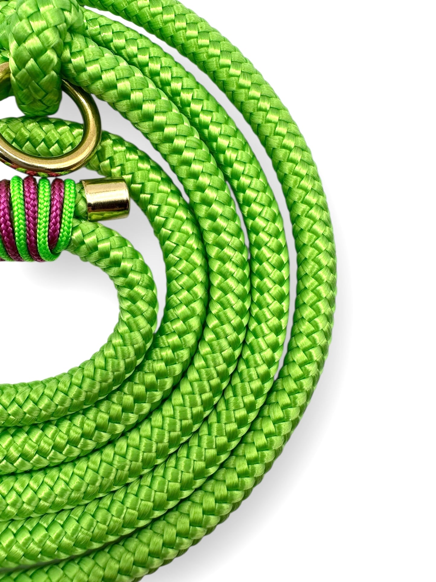 Hundeleine aus Tau in Neon grün 8mm stark. Geeignet für mittlere und kleine Hunde. Karabiner werden an das Gewicht deines Hundes angepasst. Tauhundeleine handgemacht.