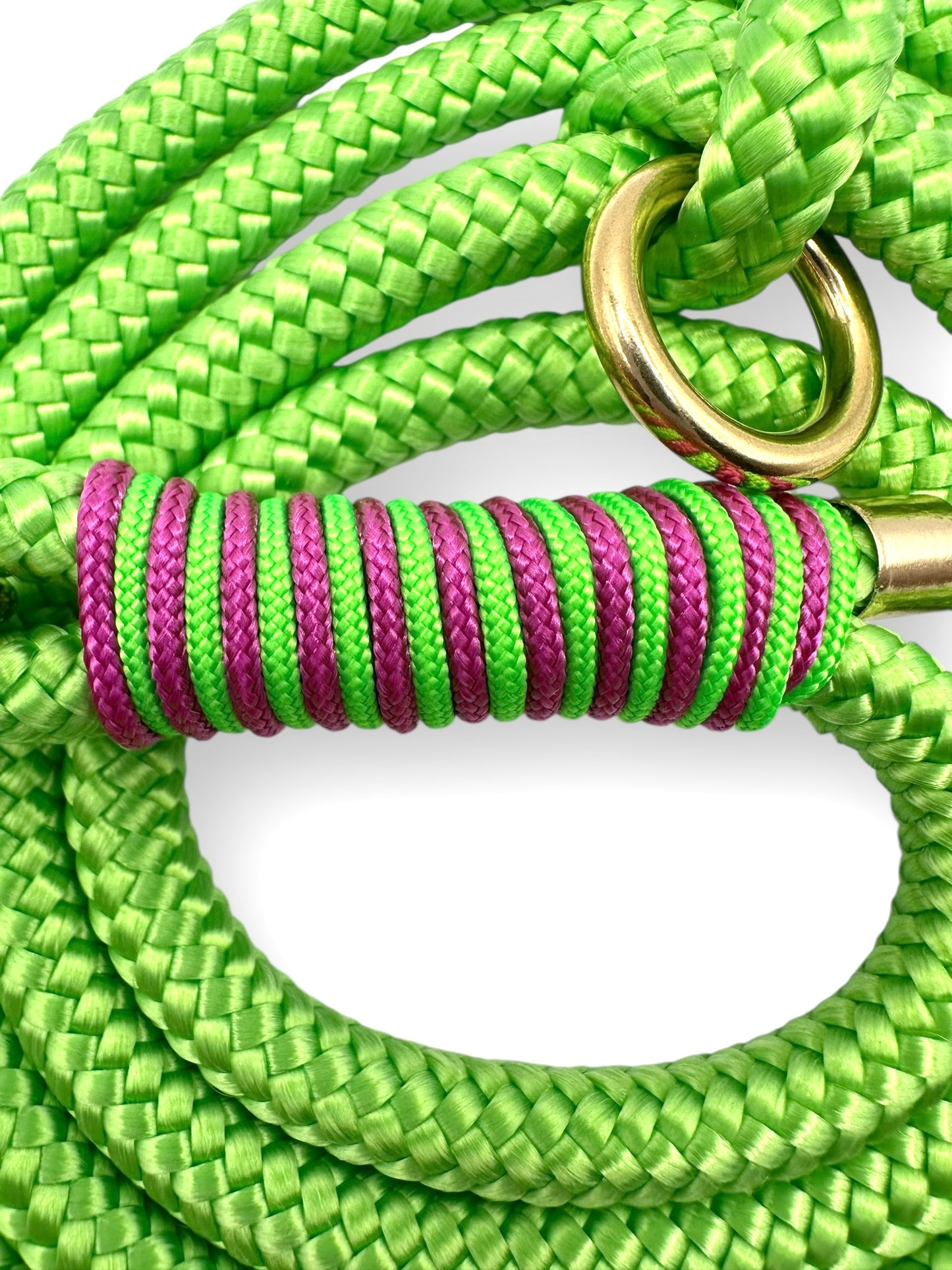 Hundeleine aus Tau in Neon grün 8mm stark. Geeignet für mittlere und kleine Hunde. Karabiner werden an das Gewicht deines Hundes angepasst. Tauhundeleine handgemacht.