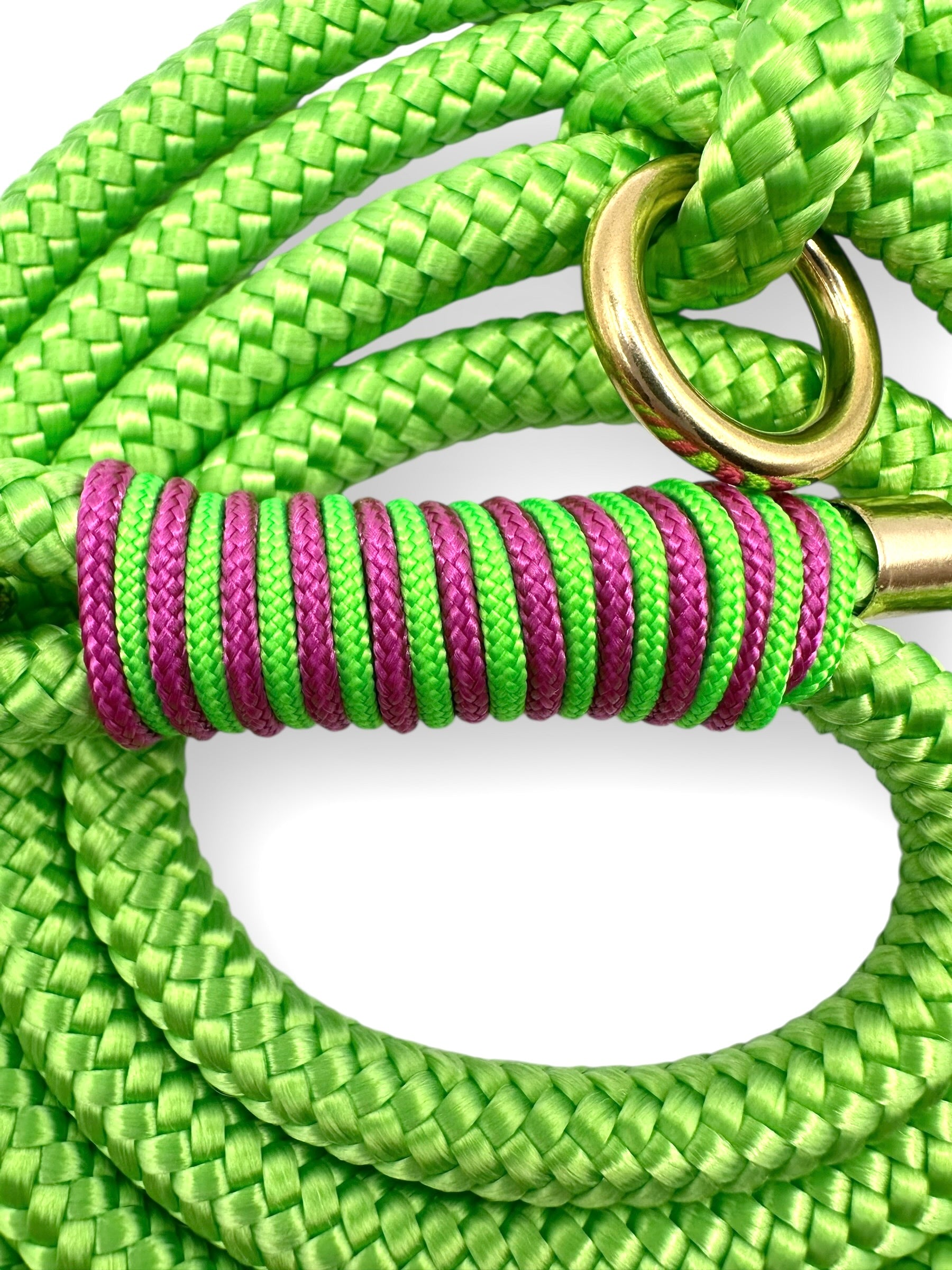 Hundeleine aus Tau in Neon grün 8mm stark. Geeignet für mittlere und kleine Hunde. Karabiner werden an das Gewicht deines Hundes angepasst. Tauhundeleine handgemacht.