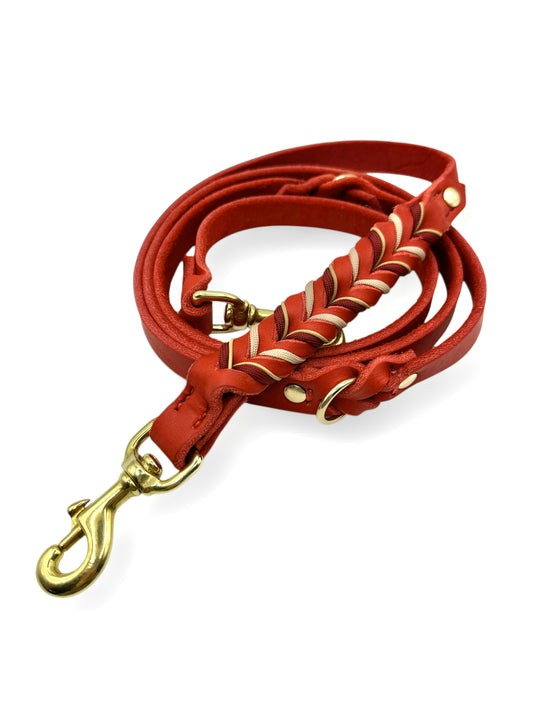 Lederleine in rot für Hunde. Mit Cream und goldenen Details. Länge und Breite der Leine wählbar, somit geeignet für alle Hunde.