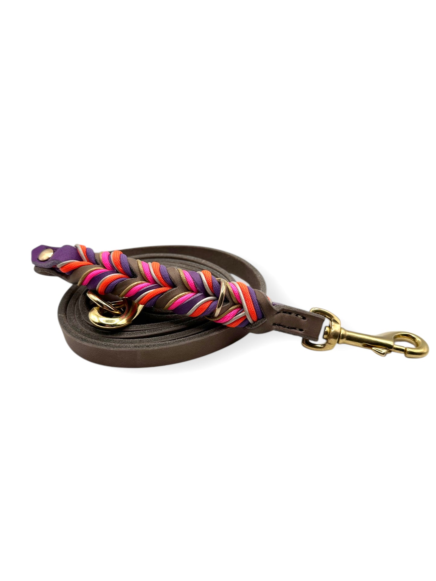 Hunde set aus Fettleder bestehend aus Halsband und Leine in den Farben: Braun und Orchidee mit lila, orangen, rosa und goldenen Details. Geeignet für kleine, mittlere und große Hunde da es individuell an das Gewicht und Größe angepasst wir