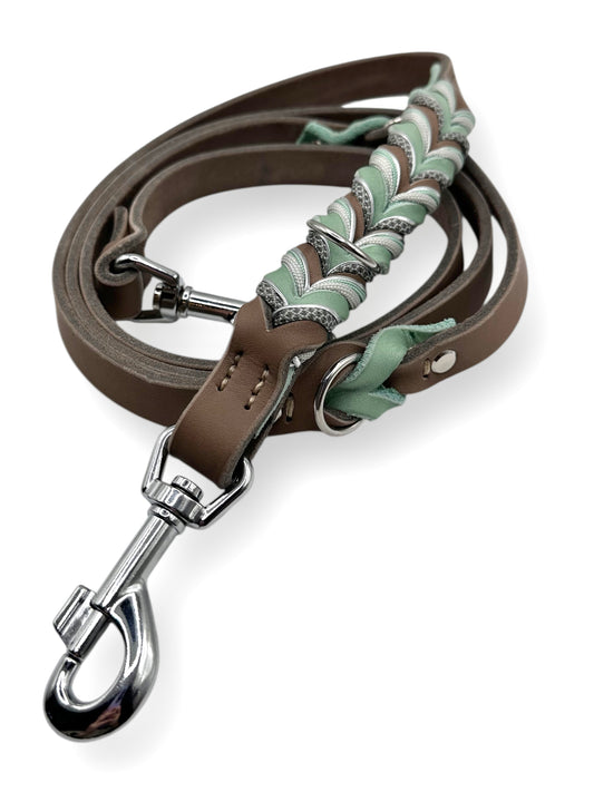 Hundeleine aus Leder in braun und mint. In verschiedenen Breiten und Längen verfügbar, somit geeignet für jede Hundegröße.