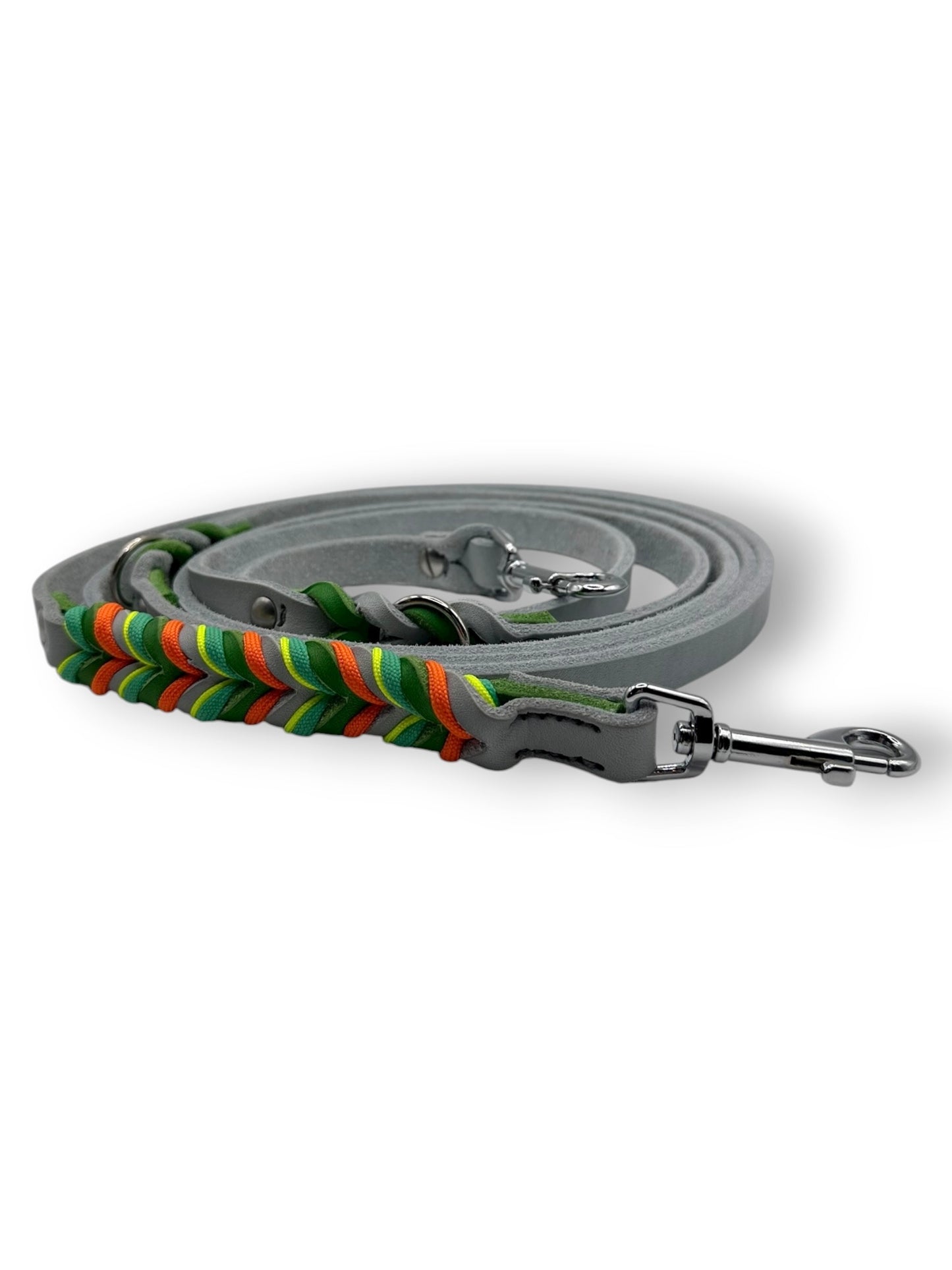 Hundeleine geflochten aus Leder in den Farben silbergrau und grün. Geflochten mit orange, gelb und grünen Details.