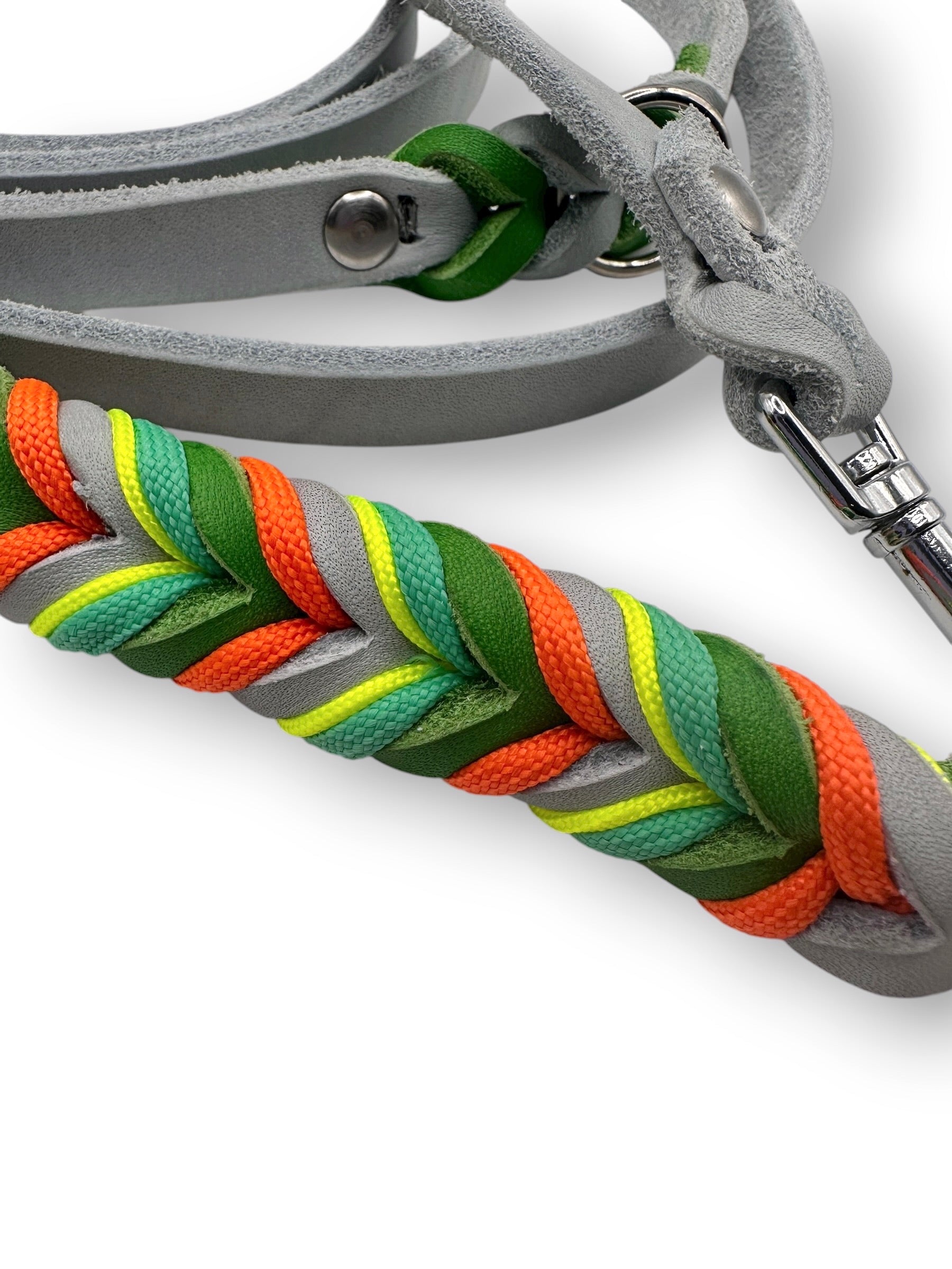 Hundeleine geflochten aus Leder in den Farben silbergrau und grün. Geflochten mit orange, gelb und grünen Details. Nahaufnahme flechtung