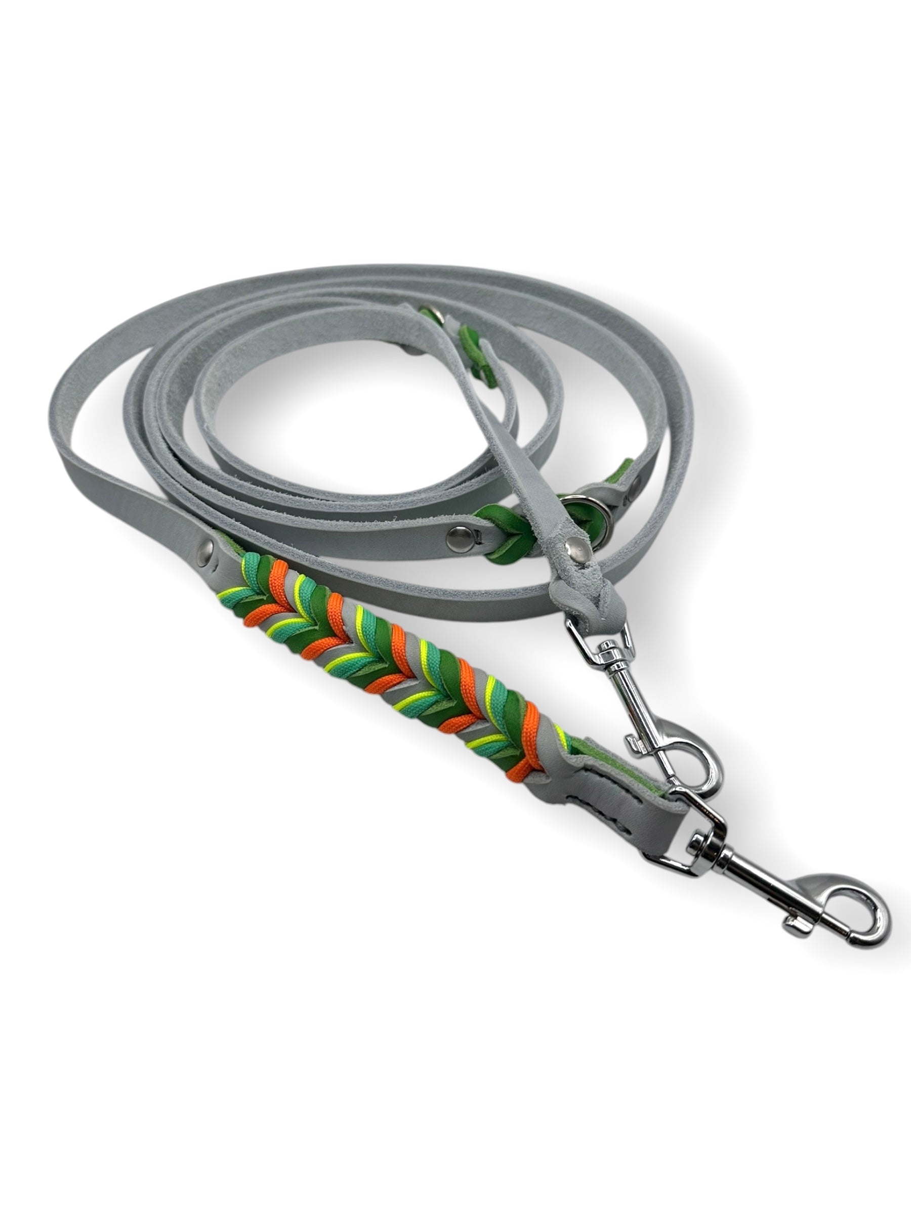 Hundeleine geflochten aus Leder in den Farben silbergrau und grün. Geflochten mit orange, gelb und grünen Details.