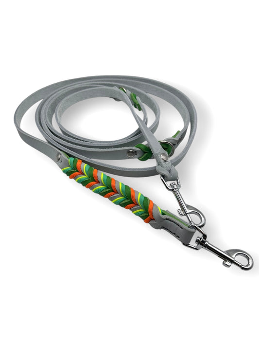Hundeleine geflochten aus Leder in den Farben silbergrau und grün. Geflochten mit orange, gelb und grünen Details.