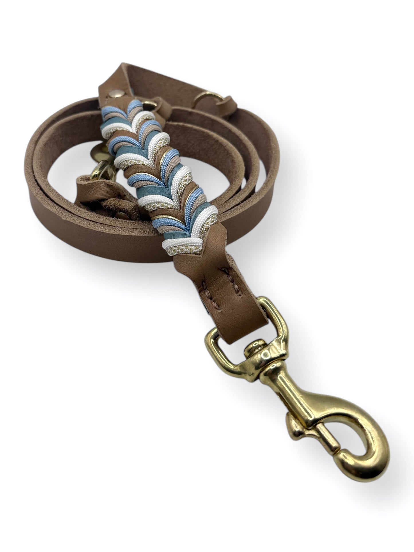 Hundeleine aus Leder in den Farben camel und eisblau. Braune Lederleine mit blauen und goldenen Details. In verschiedenen Längen und Breiten erhältlich, somit für jeden Hund geeignet.