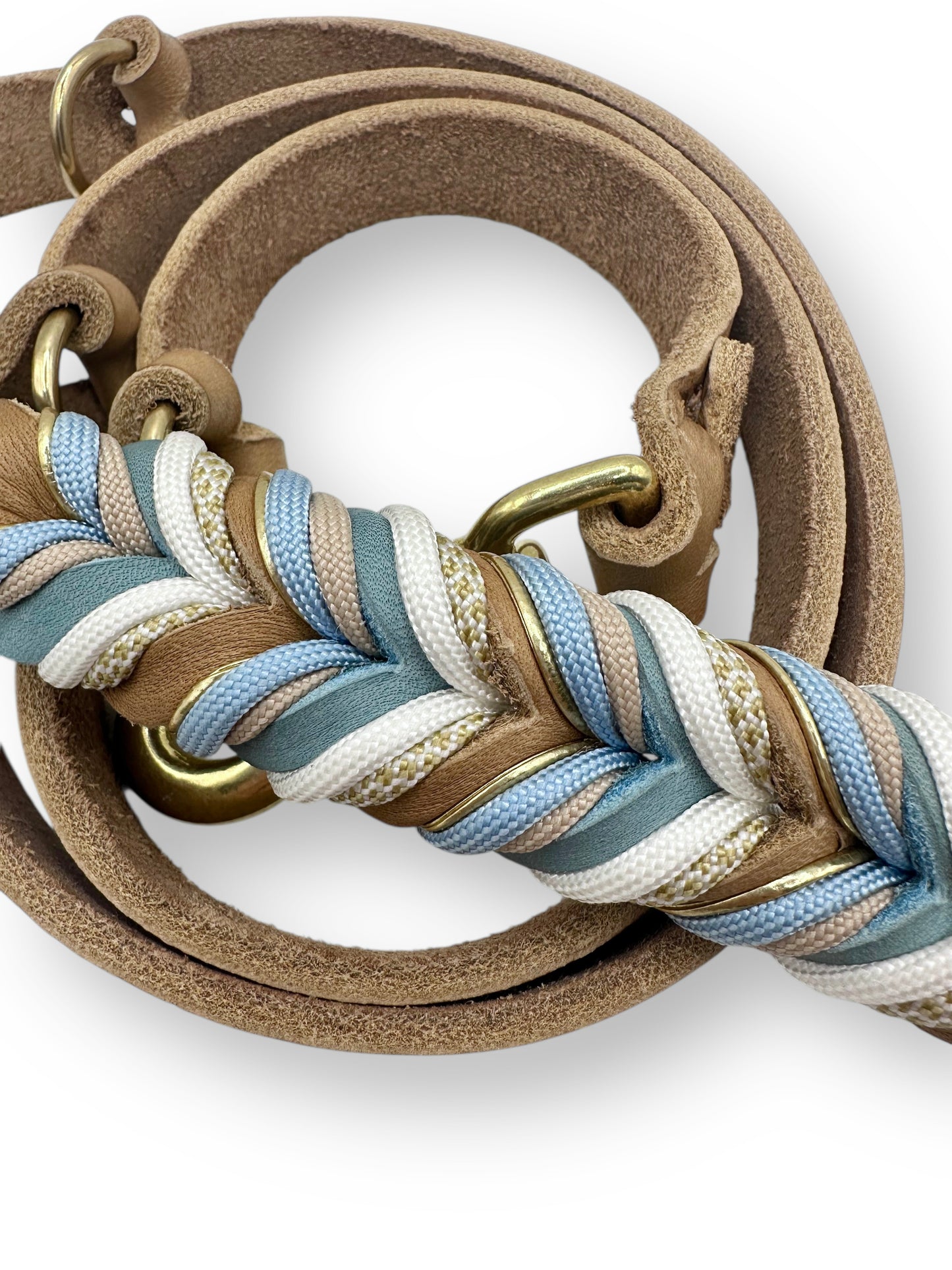 Hundeleine aus Leder in den Farben camel und eisblau. Braune Lederleine mit blauen und goldenen Details. In verschiedenen Längen und Breiten erhältlich, somit für jeden Hund geeignet.