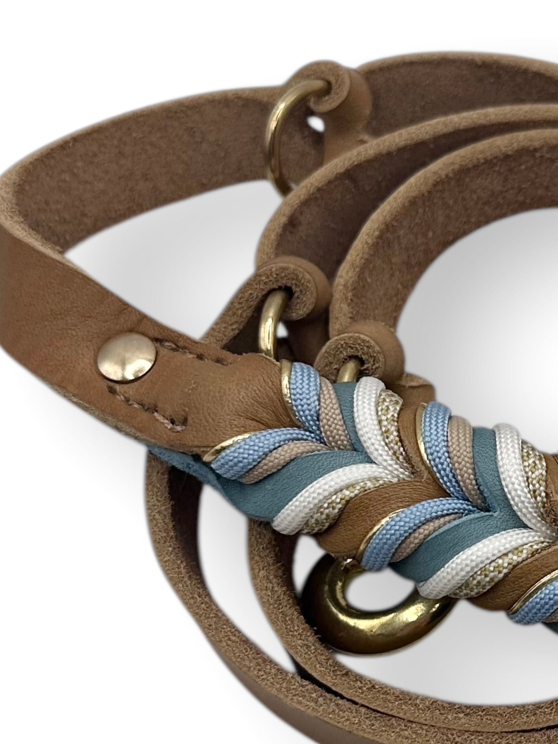 Hundeleine aus Leder in den Farben camel und eisblau. Braune Lederleine mit blauen und goldenen Details. In verschiedenen Längen und Breiten erhältlich, somit für jeden Hund geeignet.