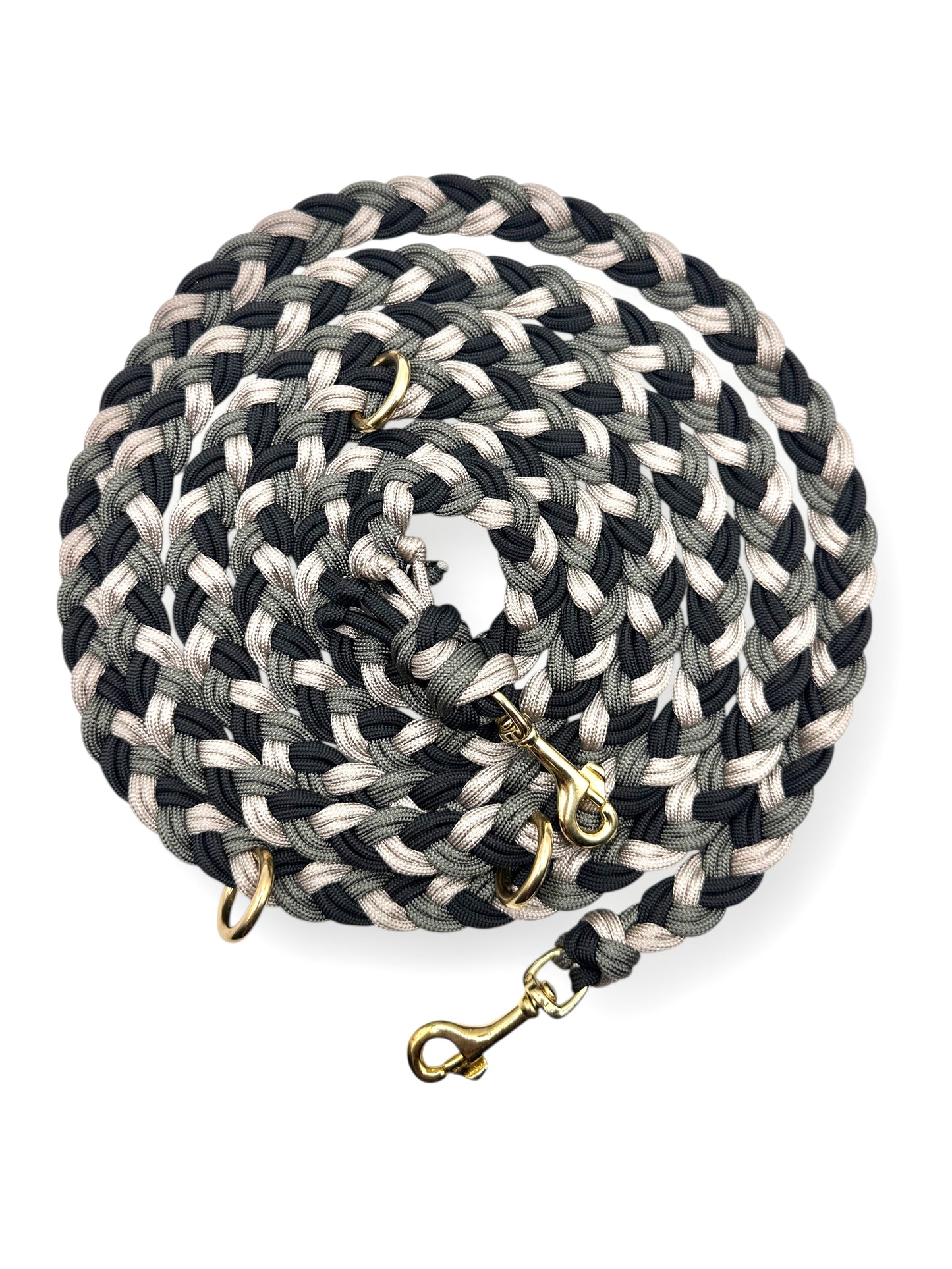 Hundeleine aus Paracord geflochten. In grau, grün schwarz tönen. Geeignet für alle Hunde, da wir die Beschlüsse-ge an das Gewicht des Hundes anpassen.