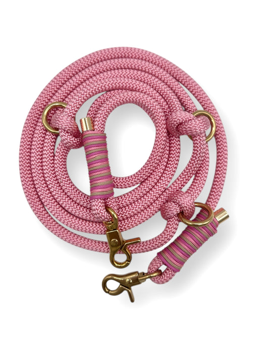 Hundeleine aus Premium Hundeseil in 8mm stärke. Farbe Pastel Pink mit Rose, Mocca und bubble gum Rosa Umwicklung. Beschläge in Gold. Geeigent für alle Hunde, da wir sie an das Gewicht deines Hundes anpassen.