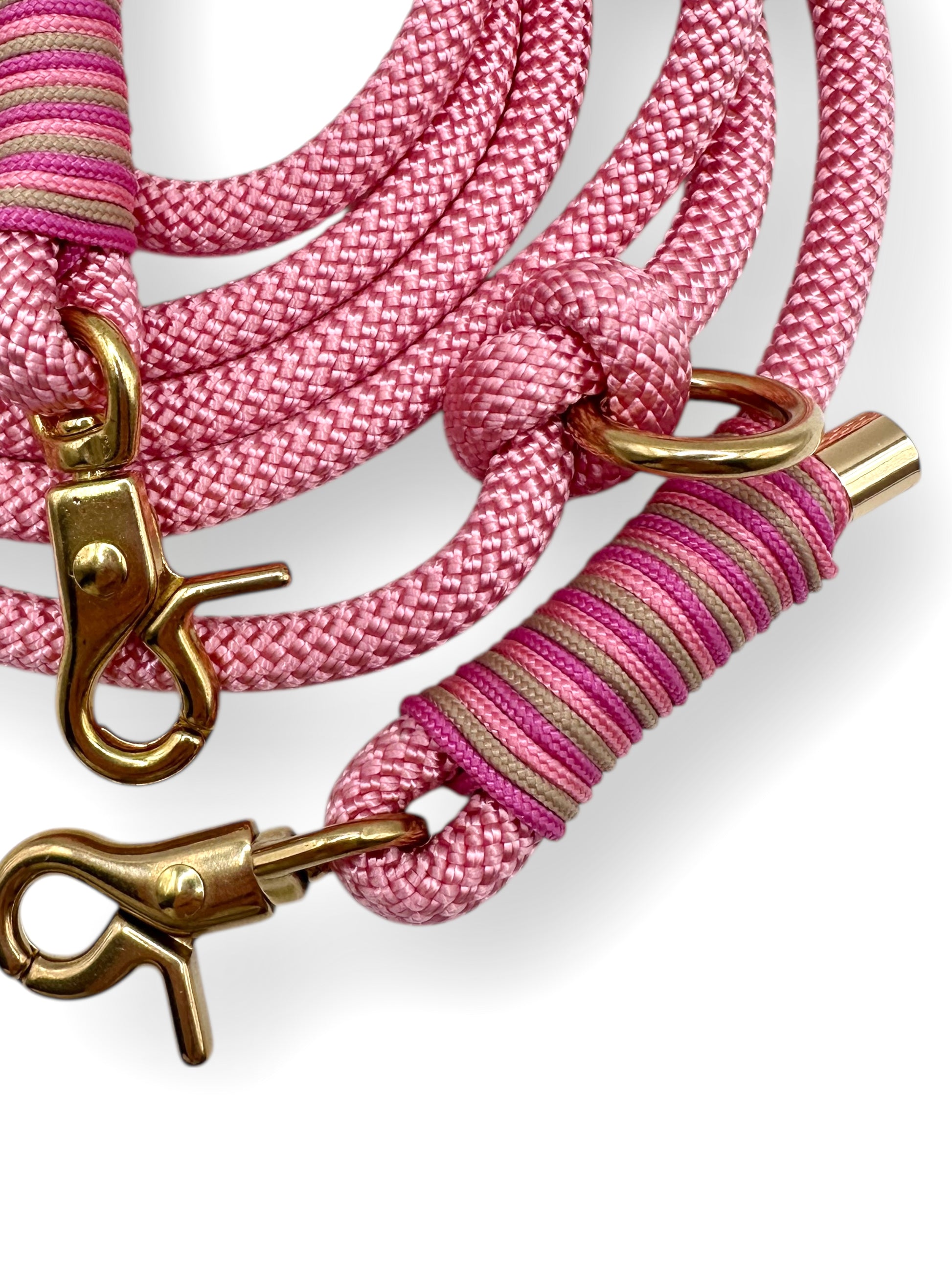 Hundeleine aus Premium Hundeseil in 8mm stärke. Farbe Pastel Pink mit Rose, Mocca und bubble gum Rosa Umwicklung. Beschläge in Gold. Geeigent für alle Hunde, da wir sie an das Gewicht deines Hundes anpassen.