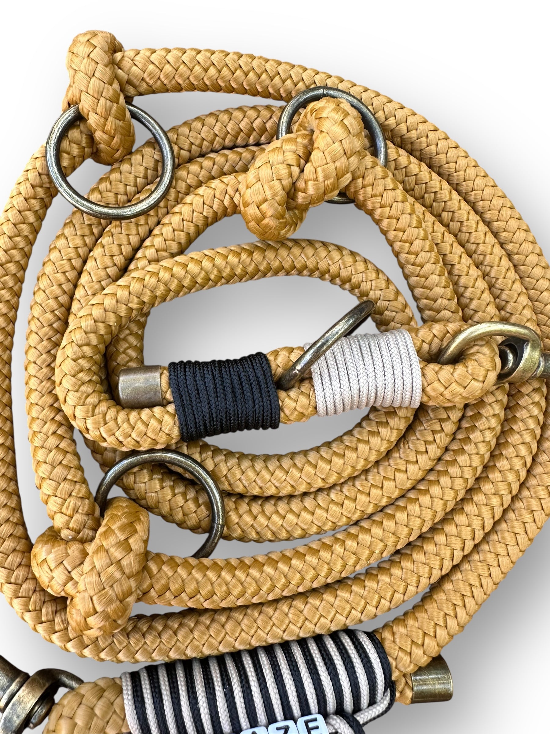 Hundeleine aus 10mm Tau in der Farbe Karamell mit schwarzen und mocca Details Seil