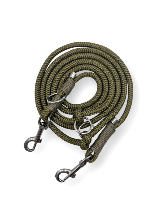 Tauleine in Khaki aus 8mm starken Tau mit Light Khaki Umwickelung. Beschläge, Länge und verstellmöglichkeiten sind anpassbar.