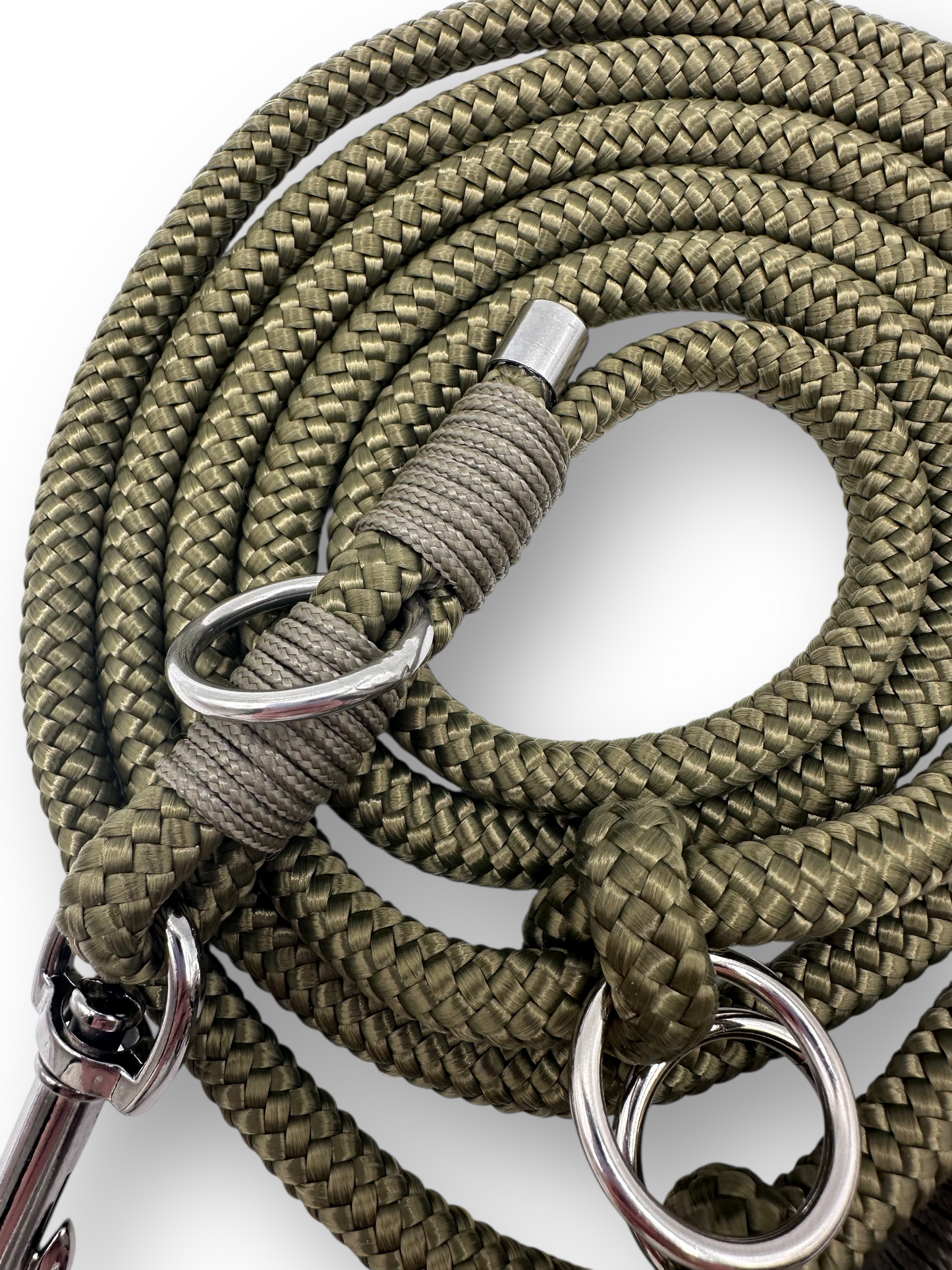 Tauleine in Khaki aus 8mm starken Tau mit Light Khaki Umwickelung. Beschläge, Länge und verstellmöglichkeiten sind anpassbar.