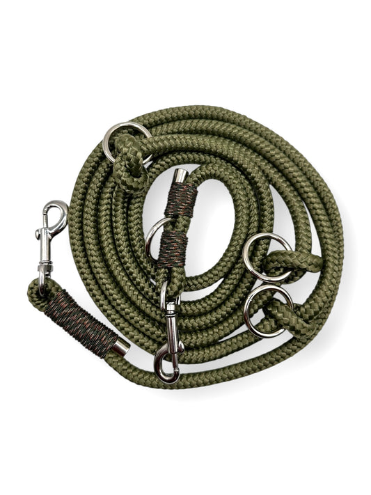 Tauleine in Olive grün mit Camouflage Details. 10mm seilstärke - geeignet für mittlere und große Hunde. Karabiner werden an das Gewicht angepasst.