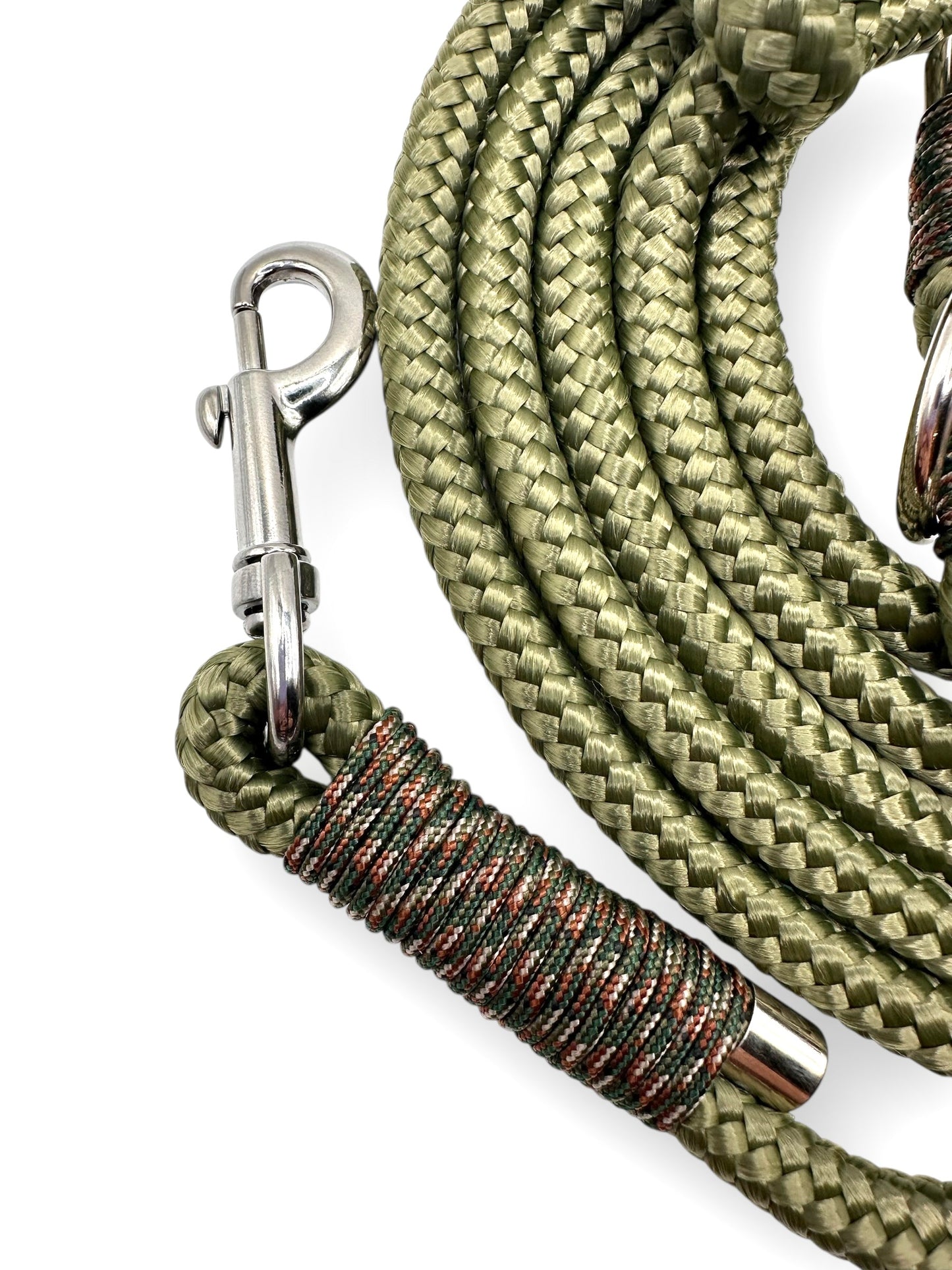 Tauleine in Olive grün mit Camouflage Details. 10mm seilstärke - geeignet für mittlere und große Hunde. Karabiner werden an das Gewicht angepasst.
