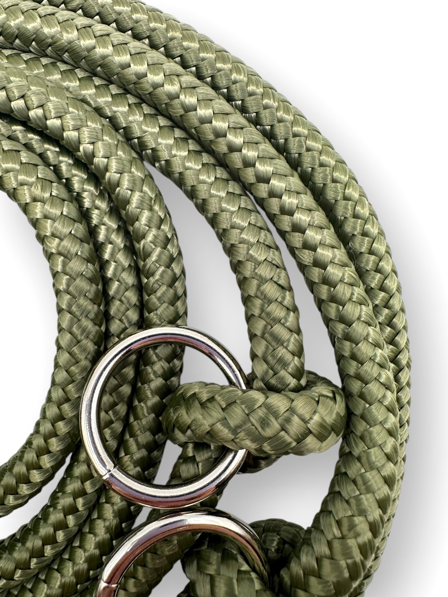 Tauleine in Olive grün mit Camouflage Details. 10mm seilstärke - geeignet für mittlere und große Hunde. Karabiner werden an das Gewicht angepasst.