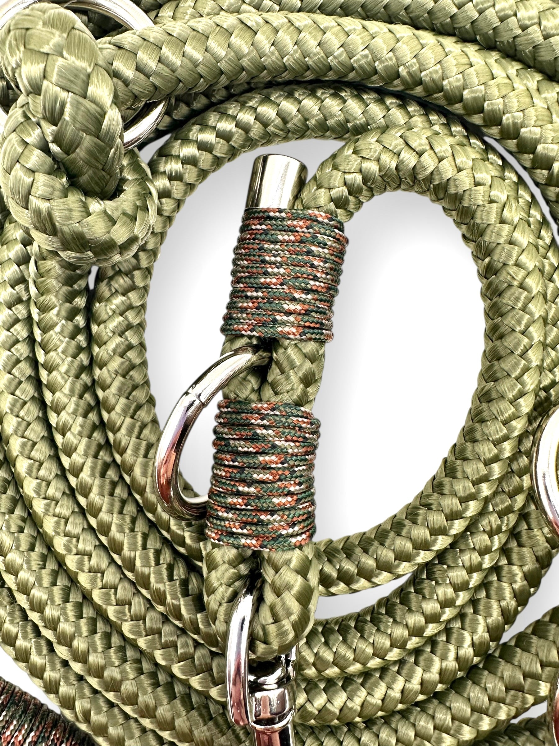 Tauleine in Olive grün mit Camouflage Details. 10mm seilstärke - geeignet für mittlere und große Hunde. Karabiner werden an das Gewicht angepasst.