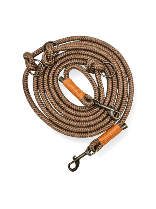 Hundeleine aus 10mm starken Tau in der Farbe Sepia braun mit Karamell Umwicklung.