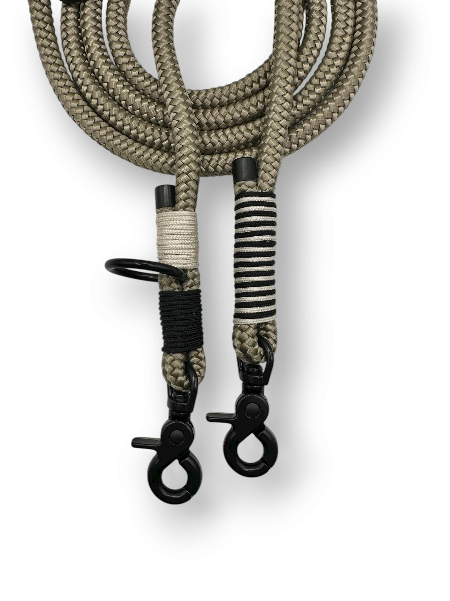 Hundeleine aus 10mm starken Tau in der Farbe gab mit beigen und schwarzen Details. Umwicklung 