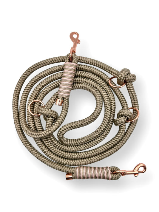 Hundeleine aus 10mm starken Tau in der Farbe tan mit bluse rosa und mocca Details