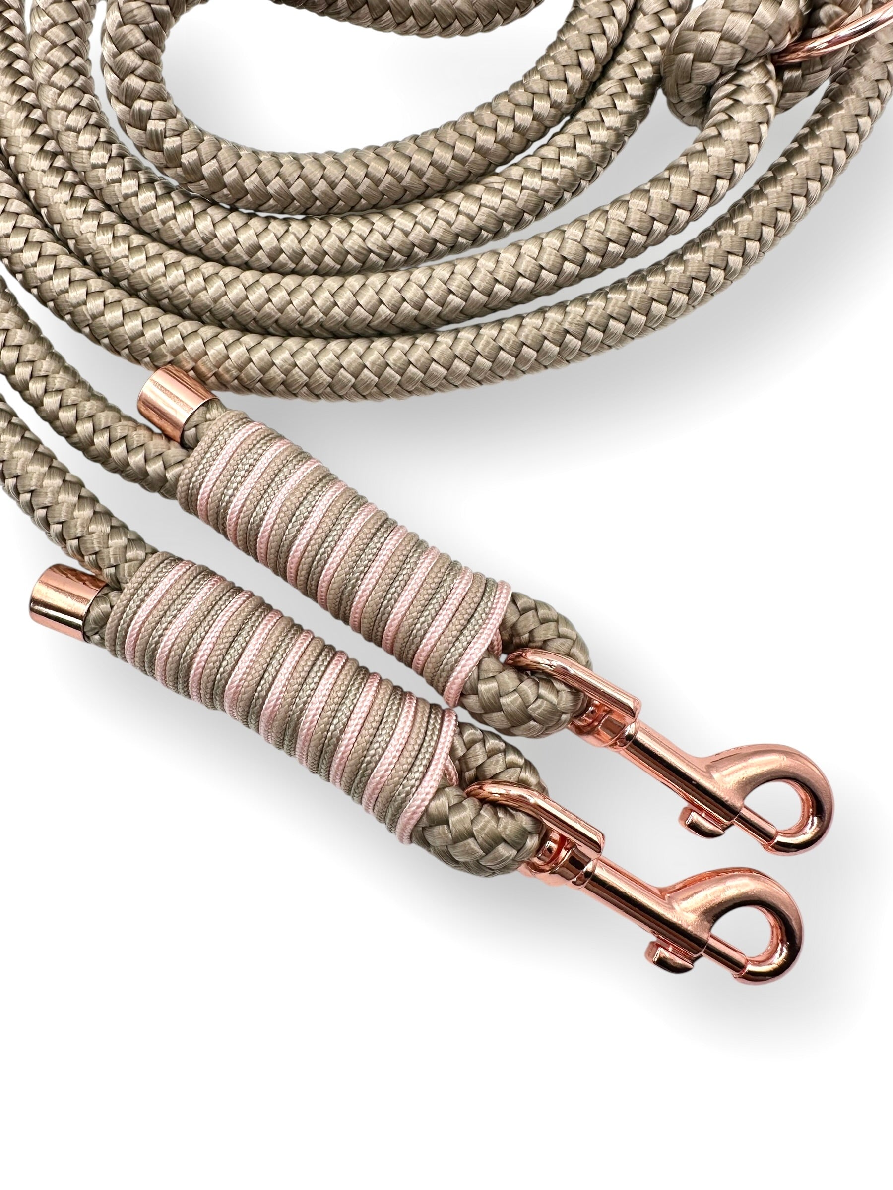 Hundeleine aus 10mm starken Tau in der Farbe tan mit bluse rosa und mocca Details Seil