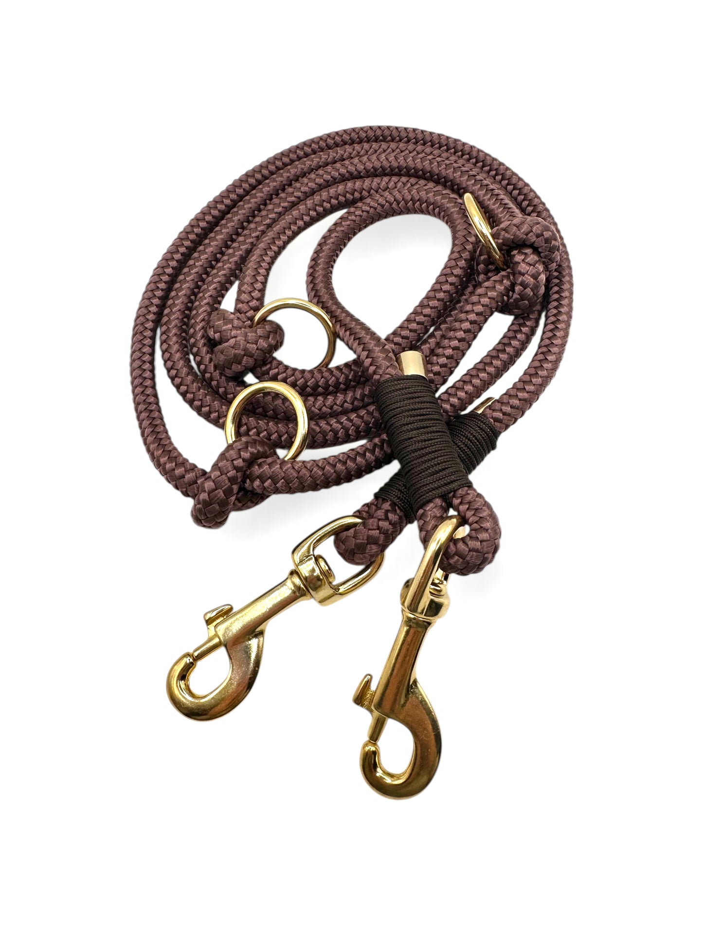 Hundeleine aus Tau in braun mit espresso braunen und goldenen Details. Aus 10mm starken Seil. Geeignet für mittlere und große Hunde.