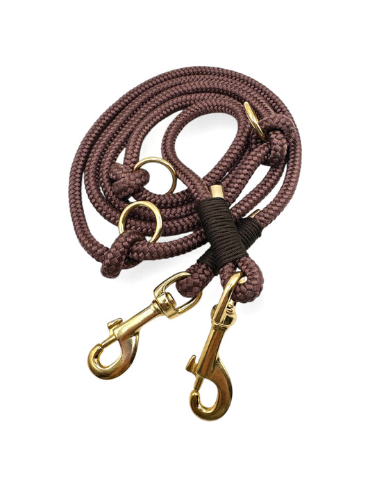 Hundeleine aus Tau in braun mit espresso braunen und goldenen Details. Aus 10mm starken Seil. Geeignet für mittlere und große Hunde.
