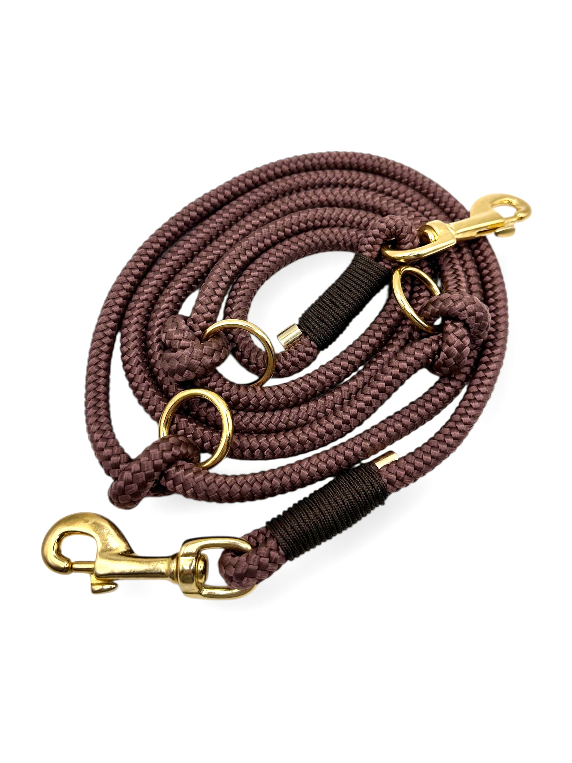 Hundeleine aus Tau in braun mit espresso braunen und goldenen Details. Aus 10mm starken Seil. Geeignet für mittlere und große Hunde.