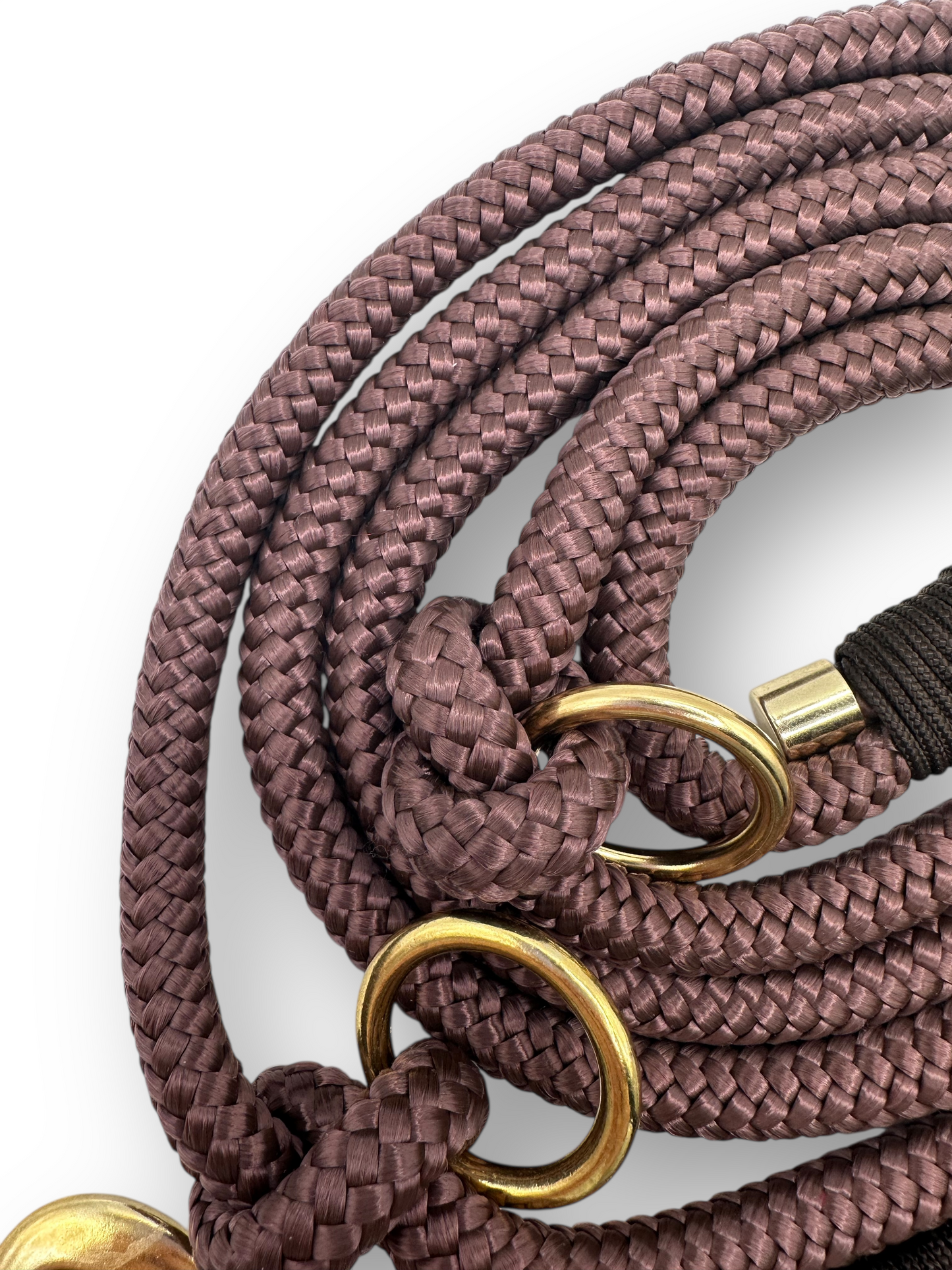 Hundeleine aus Tau in braun mit espresso braunen und goldenen Details. Aus 10mm starken Seil. Geeignet für mittlere und große Hunde.