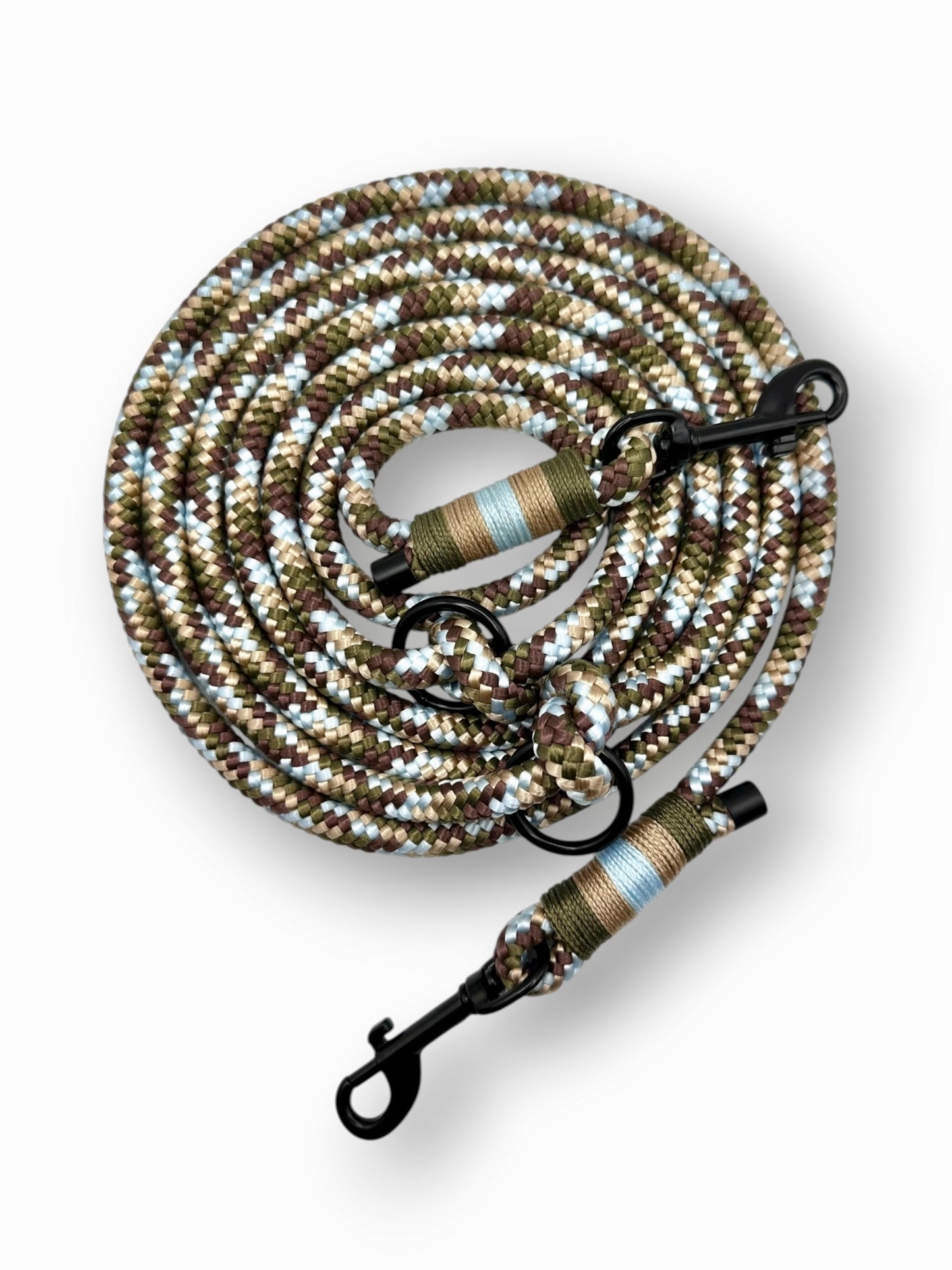 Hundeleine aus 10mm starken Tau Tundra. Herbstliche Farben: Grün, Braun, Beige und Blau. Mit Schwarzen Karabinern und O-Ringen. Draufsicht