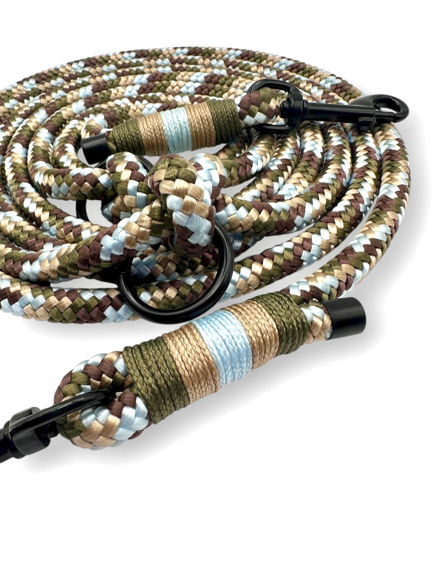 Hundeleine aus 10mm starken Tau Tundra. Herbstliche Farben: Grün, Braun, Beige und Blau. Mit Schwarzen Karabinern und O-Ringen. Nahaufnahme Umwickelung 