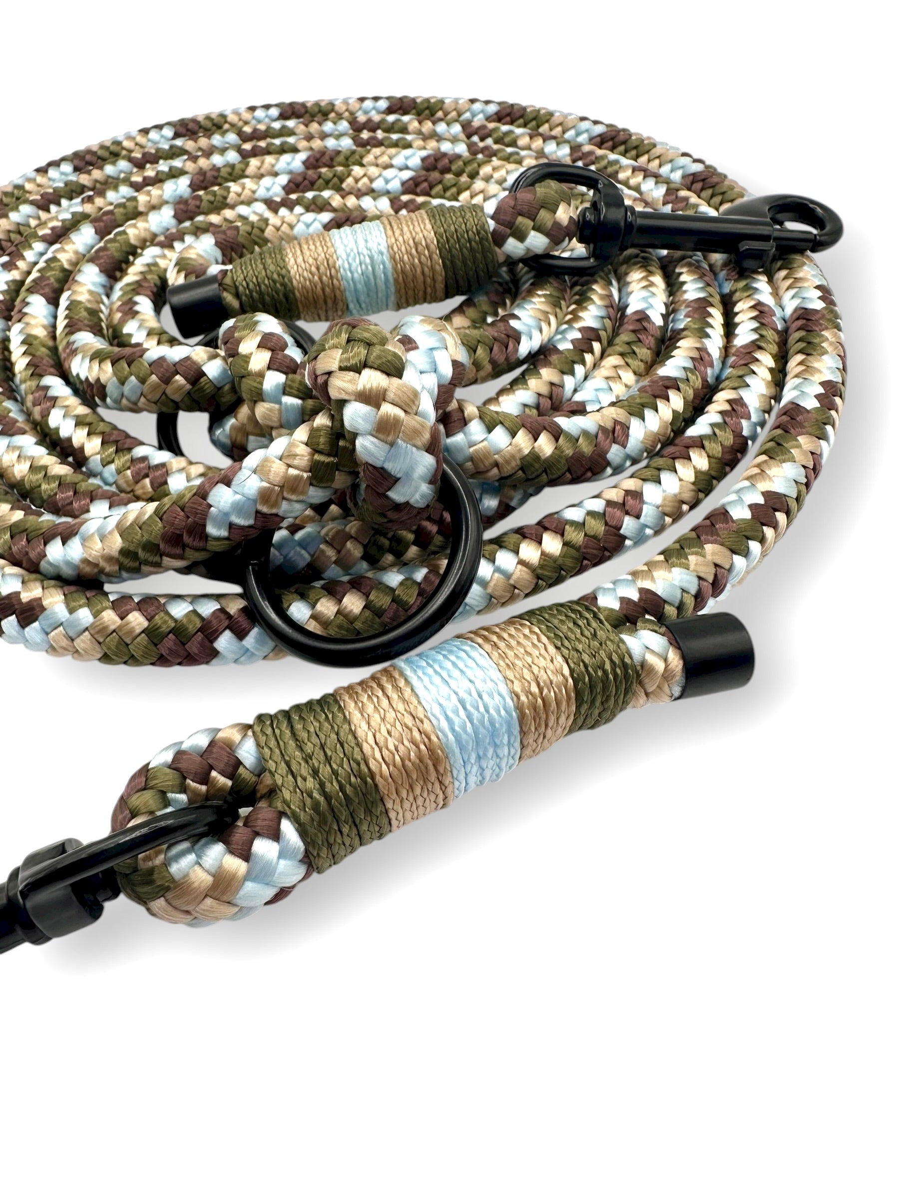 Hundeleine aus 10mm starken Tau Tundra. Herbstliche Farben: Grün, Braun, Beige und Blau. Mit Schwarzen Karabinern und O-Ringen. Nahaufnahme Umwickelung 