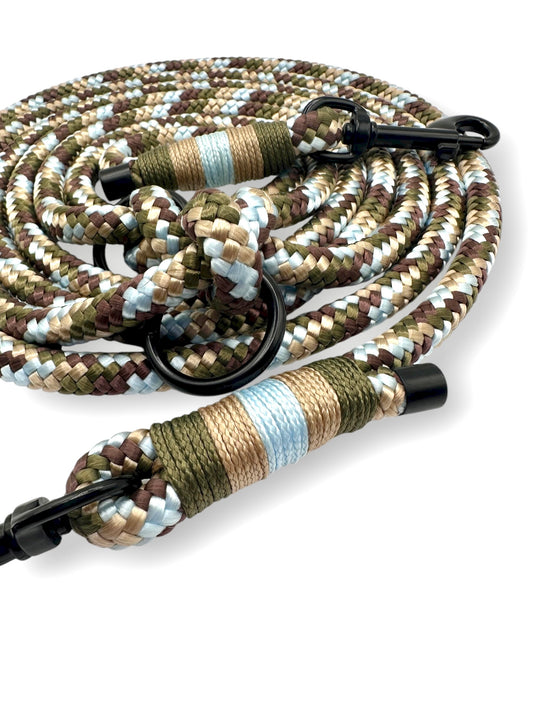 Hundeleine aus 10mm starken Tau Tundra. Herbstliche Farben: Grün, Braun, Beige und Blau. Mit Schwarzen Karabinern und O-Ringen. Nahaufnahme Umwickelung 
