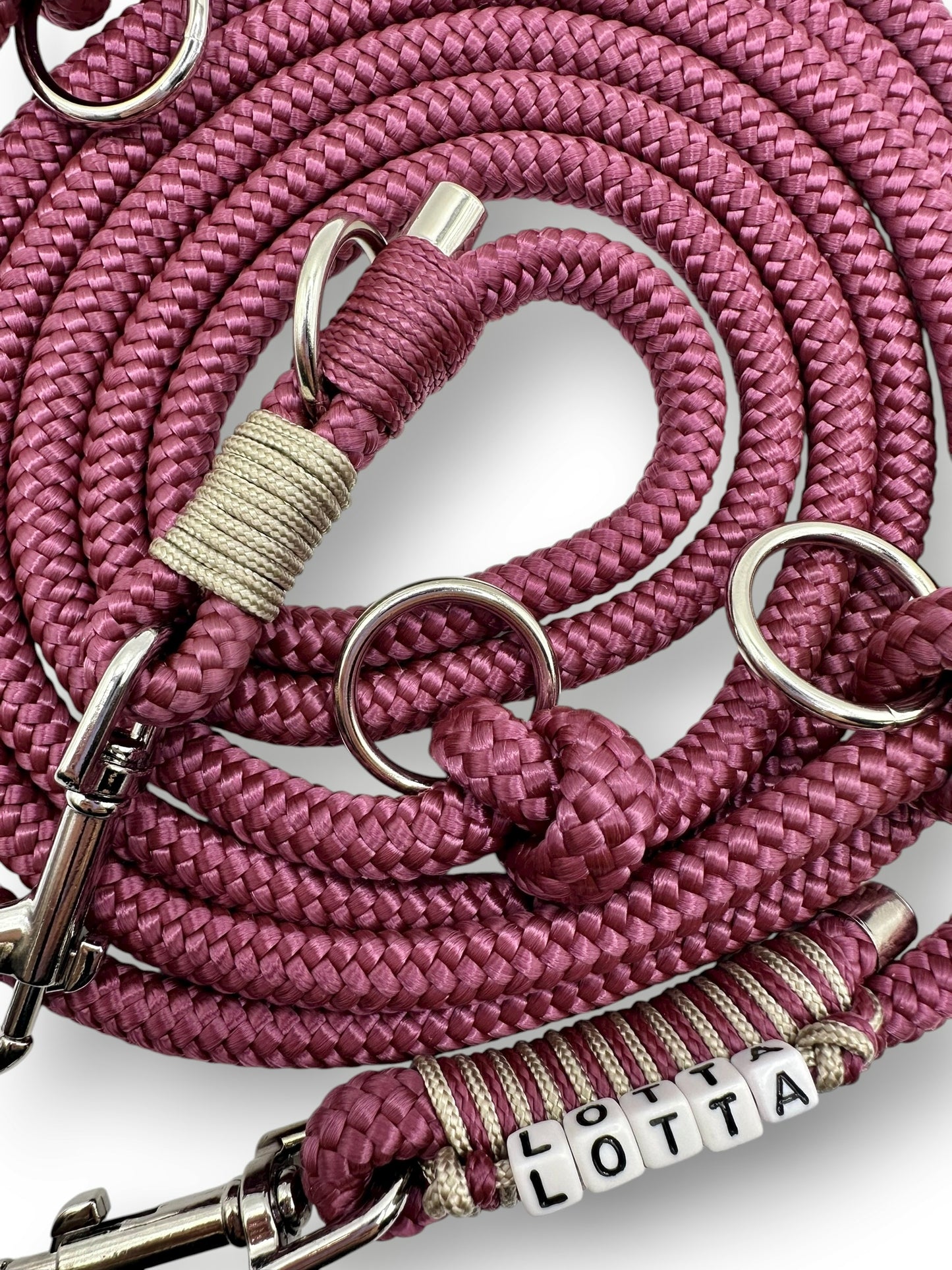 Hundeleine aus 8mm starken Tau in der Farbe Aubergine Rot mit beige farbenen Details und Silber 