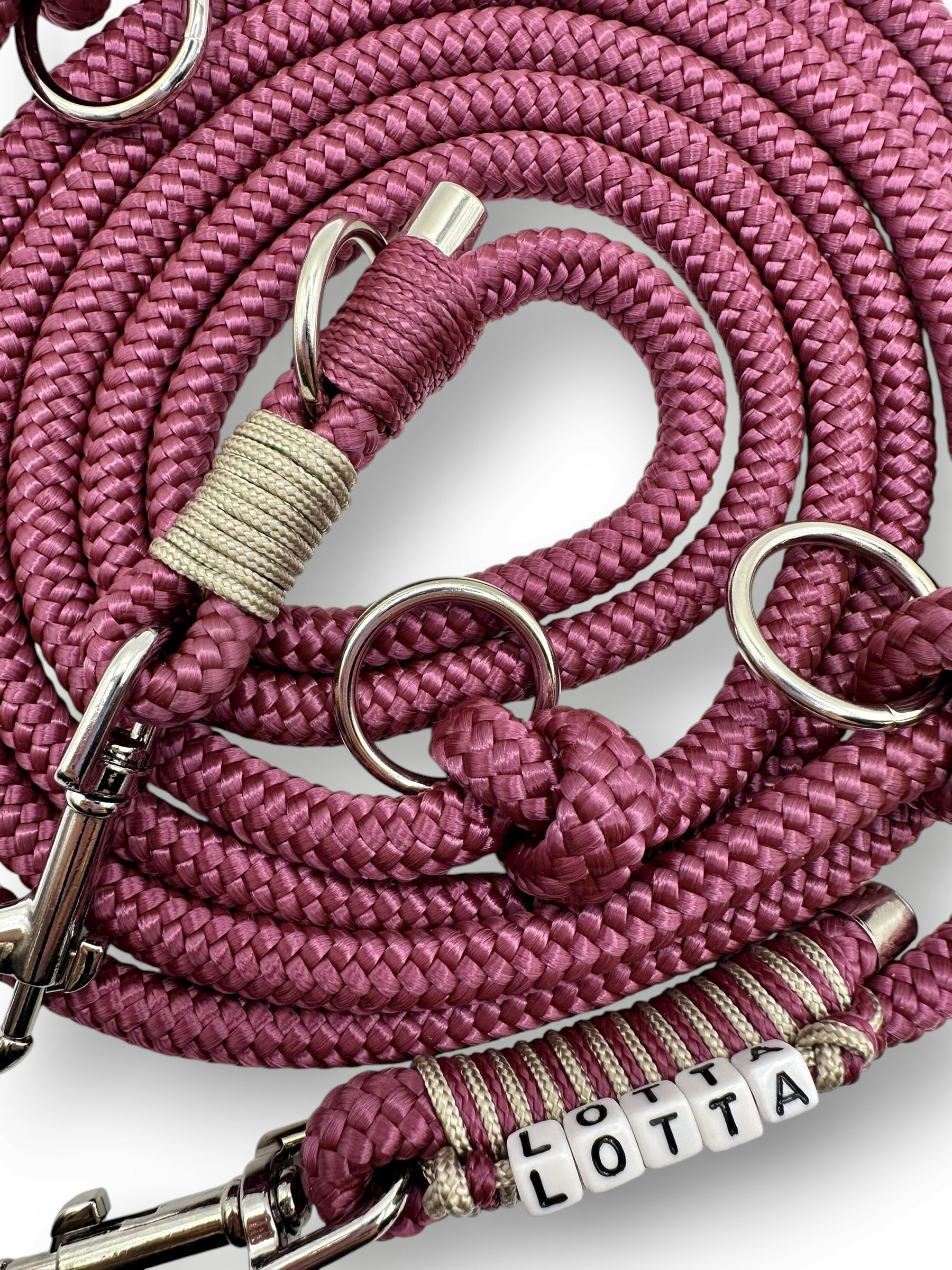 Hundeleine aus 8mm starken Tau in der Farbe Aubergine Rot mit beige farbenen Details und Silber 
