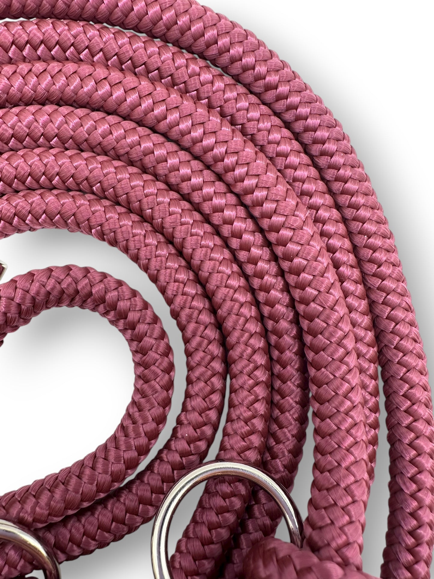 Hundeleine aus 8mm starken Tau in der Farbe Aubergine Rot mit beige farbenen Details und Silber Seil