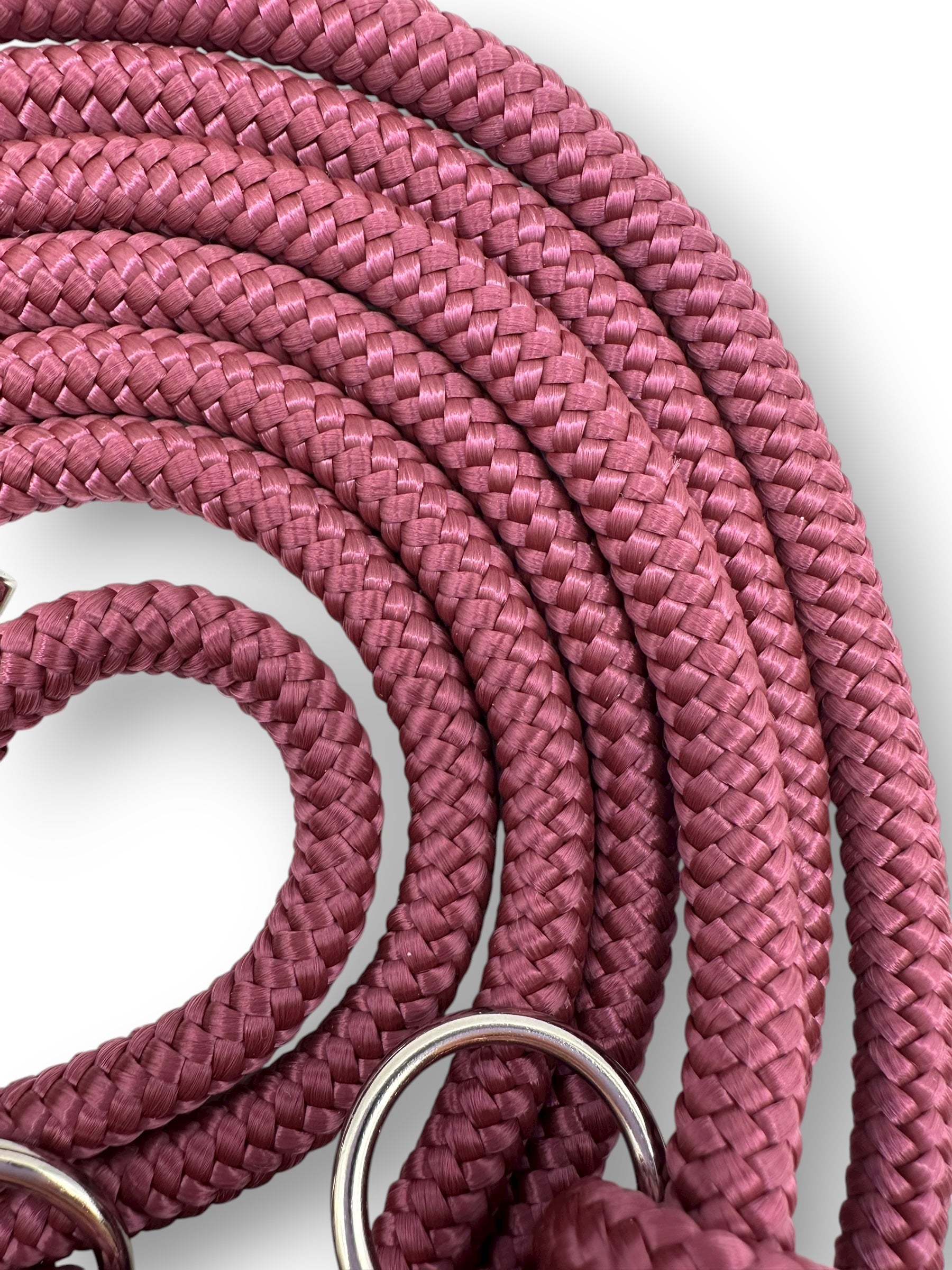 Hundeleine aus 8mm starken Tau in der Farbe Aubergine Rot mit beige farbenen Details und Silber Seil