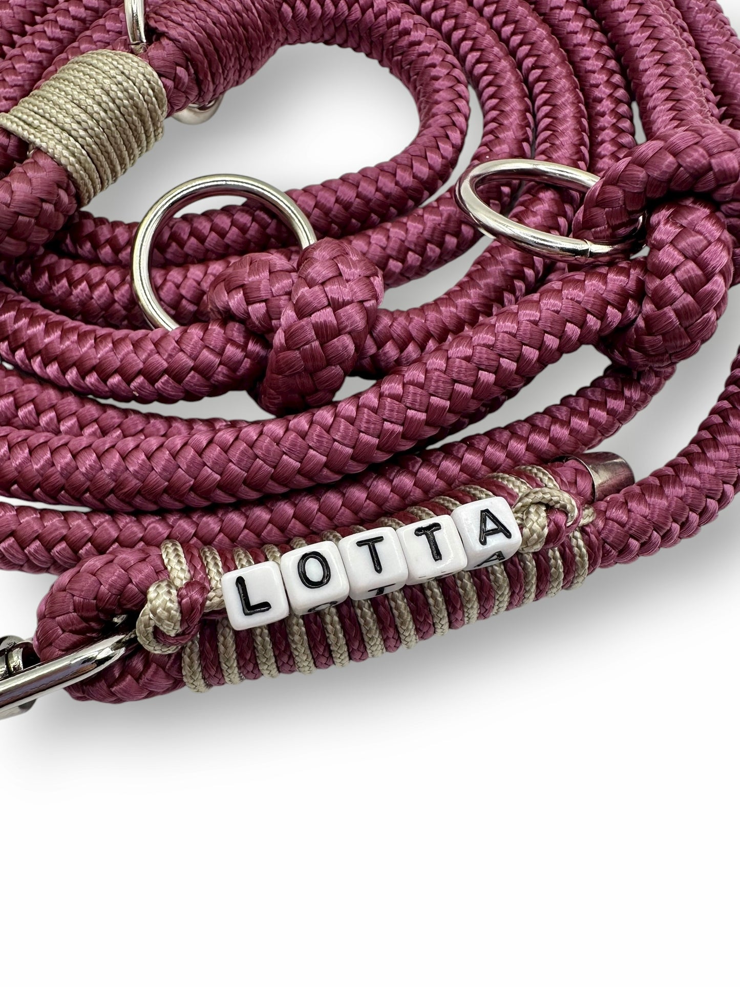 Hundeleine aus 8mm starken Tau in der Farbe Aubergine Rot mit beige farbenen Details und Silber Umwicklung 