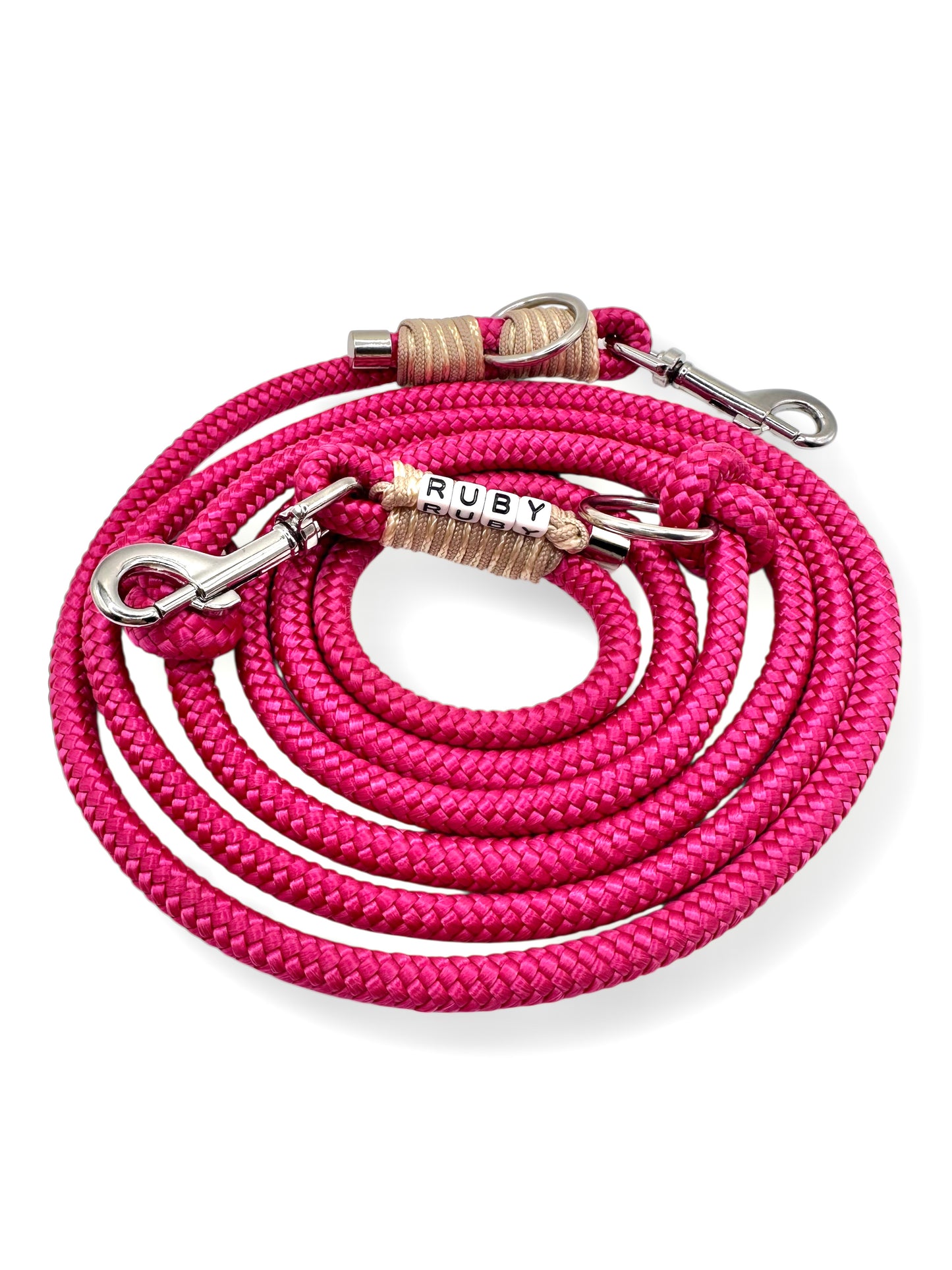 Hundeleine aus 8mm starken Tau in der Farbe Kranichbeere mit Mocca und cream Details. 