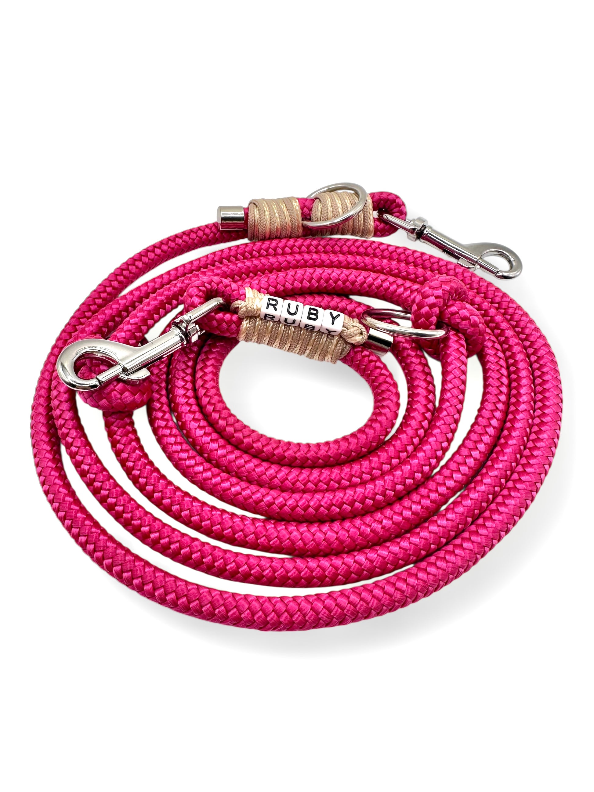 Hundeleine aus 8mm starken Tau in der Farbe Kranichbeere mit Mocca und cream Details. 