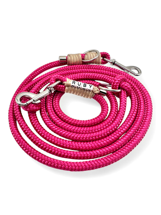 Hundeleine aus 8mm starken Tau in der Farbe Kranichbeere mit Mocca und cream Details. 