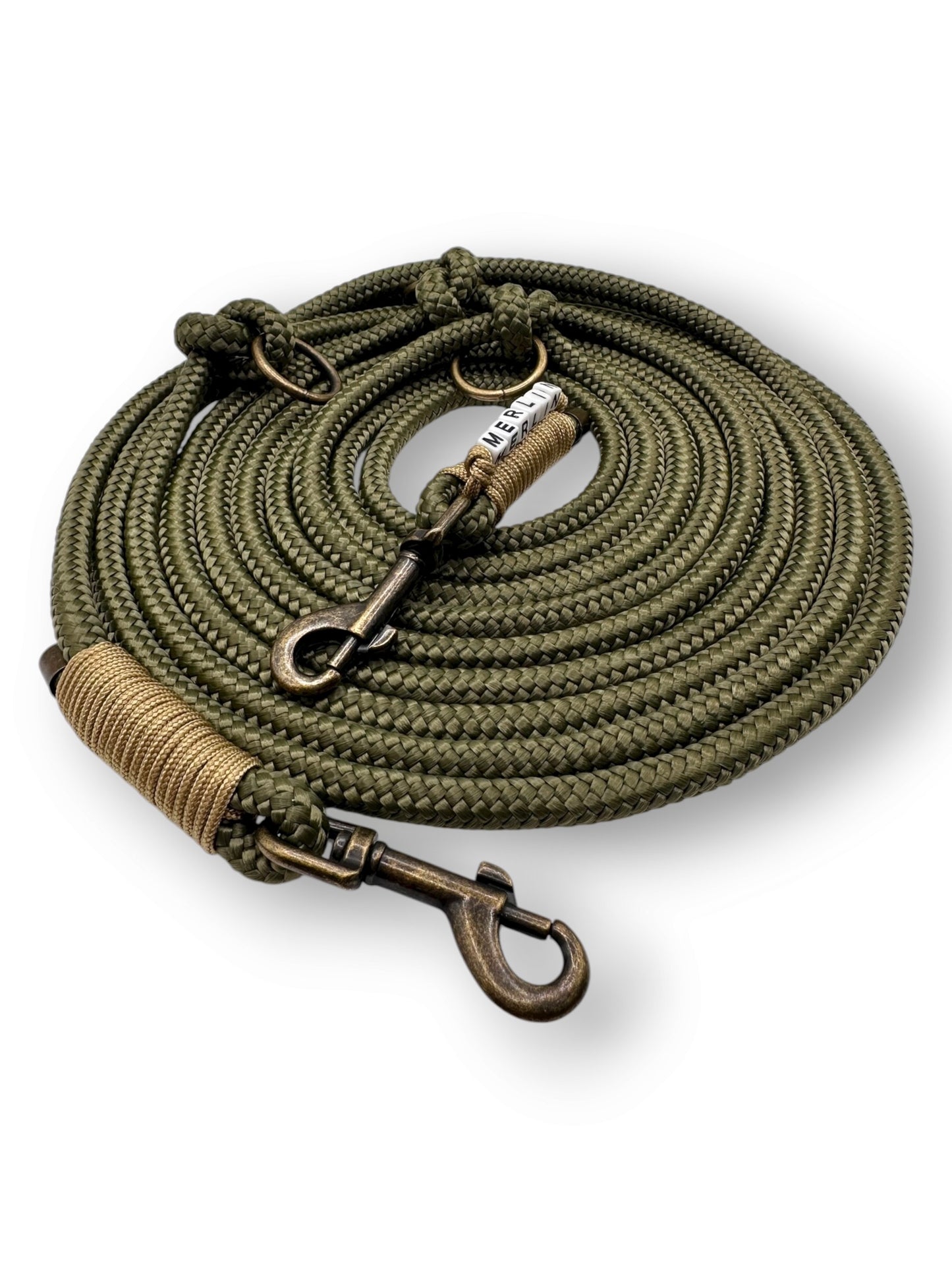 Hundeleine aus 8mm starken Tau in der Farbe dunkle Olive mit goldenen und antik goldenen Details.