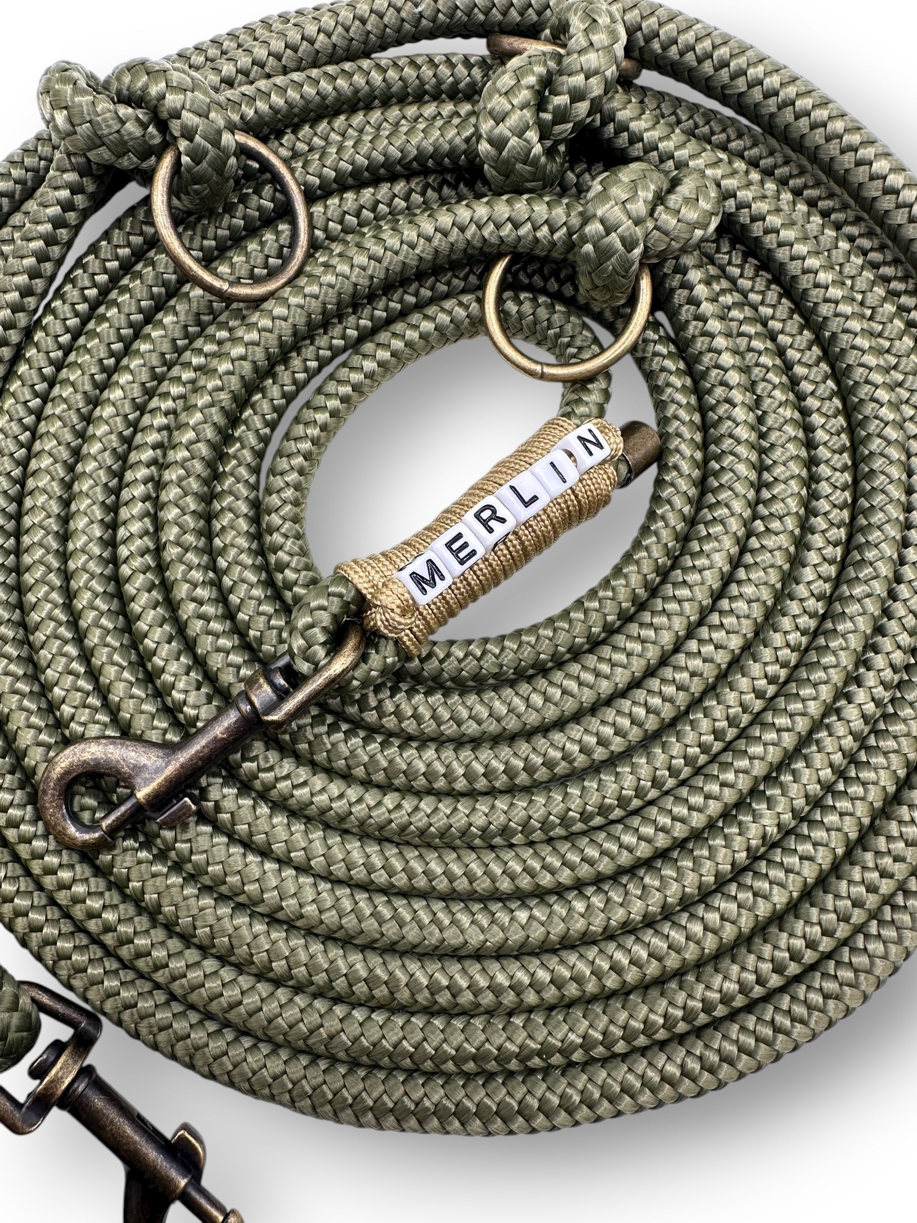 Hundeleine aus 8mm starken Tau in der Farbe dunkle Olive mit goldenen und antik goldenen Details.