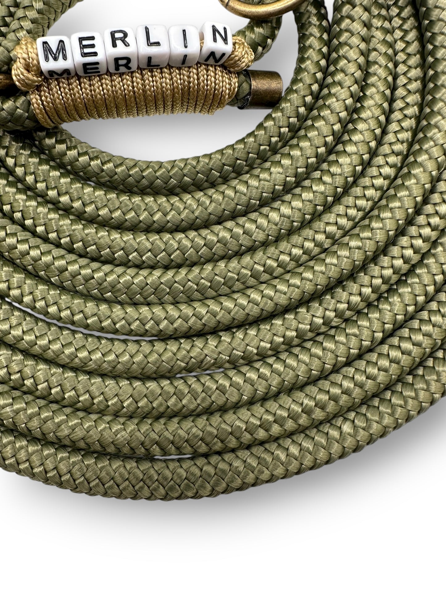 Hundeleine aus 8mm starken Tau in der Farbe dunkle Olive mit goldenen und antik goldenen Details. Seil