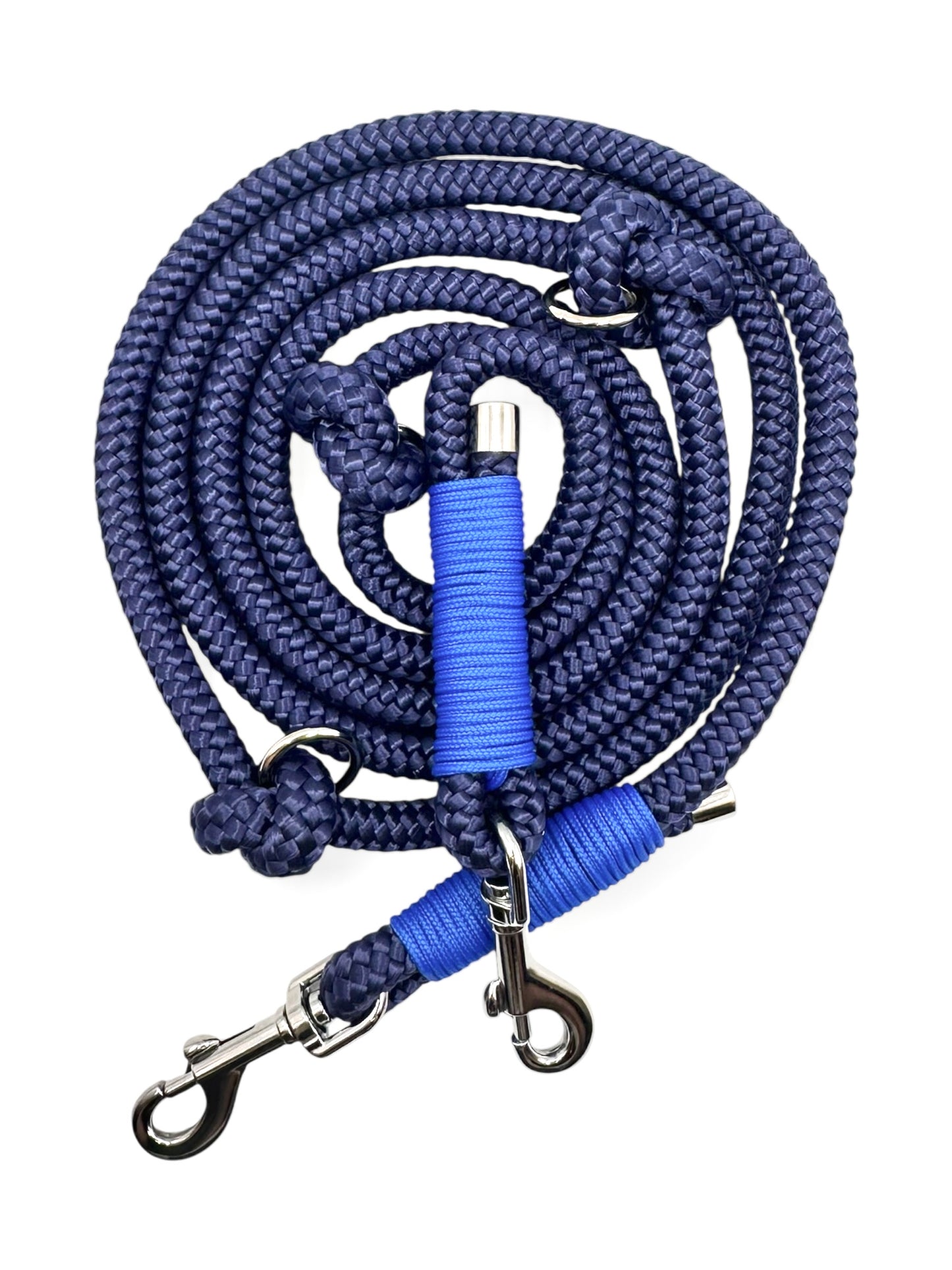 Hundeleine aus 10mm starken Tau in dunkelblau mit royal blauer Umwickelung und silbernen Details 